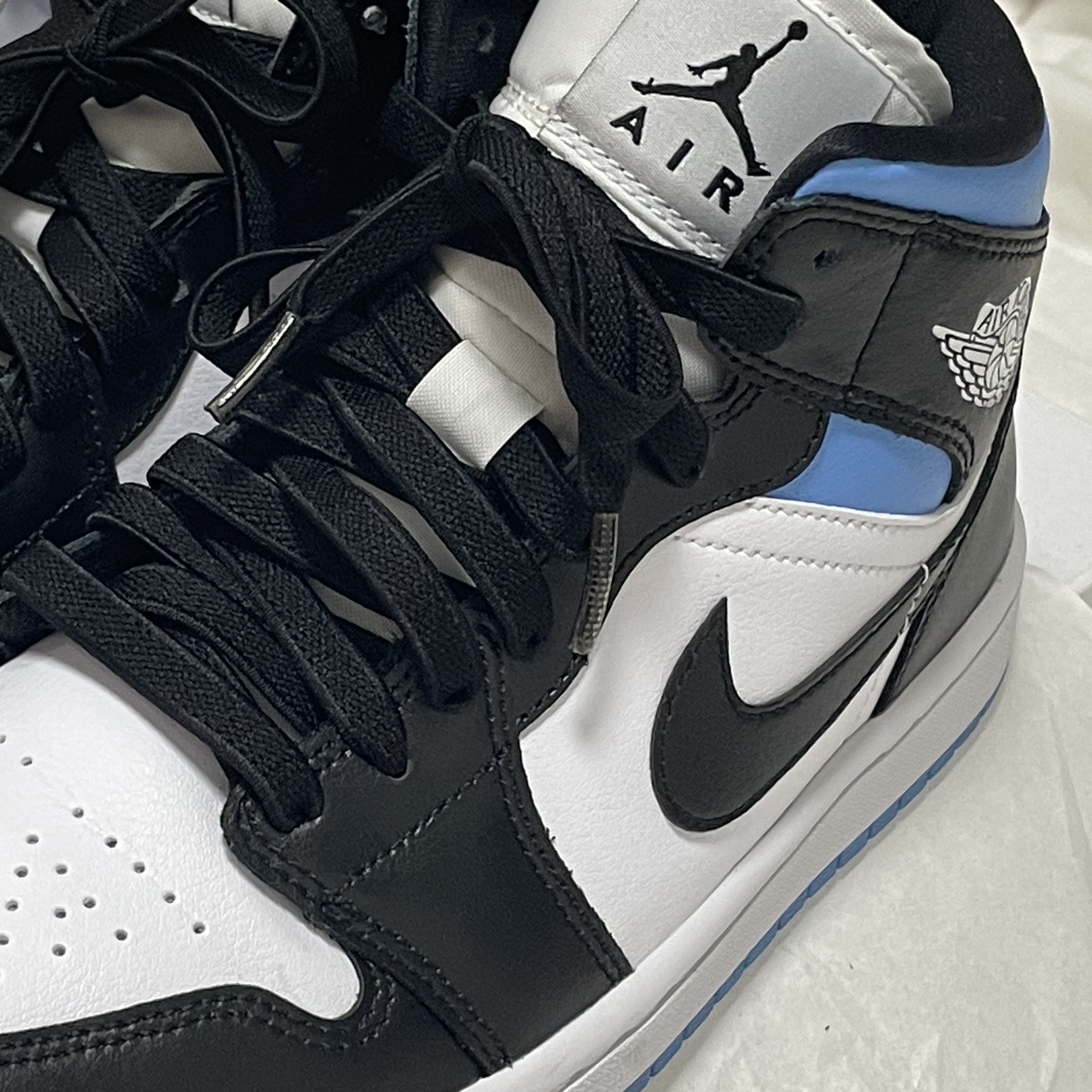 (W) Jordan 1 Mid White Black University Blue 착용 스타일 - 1