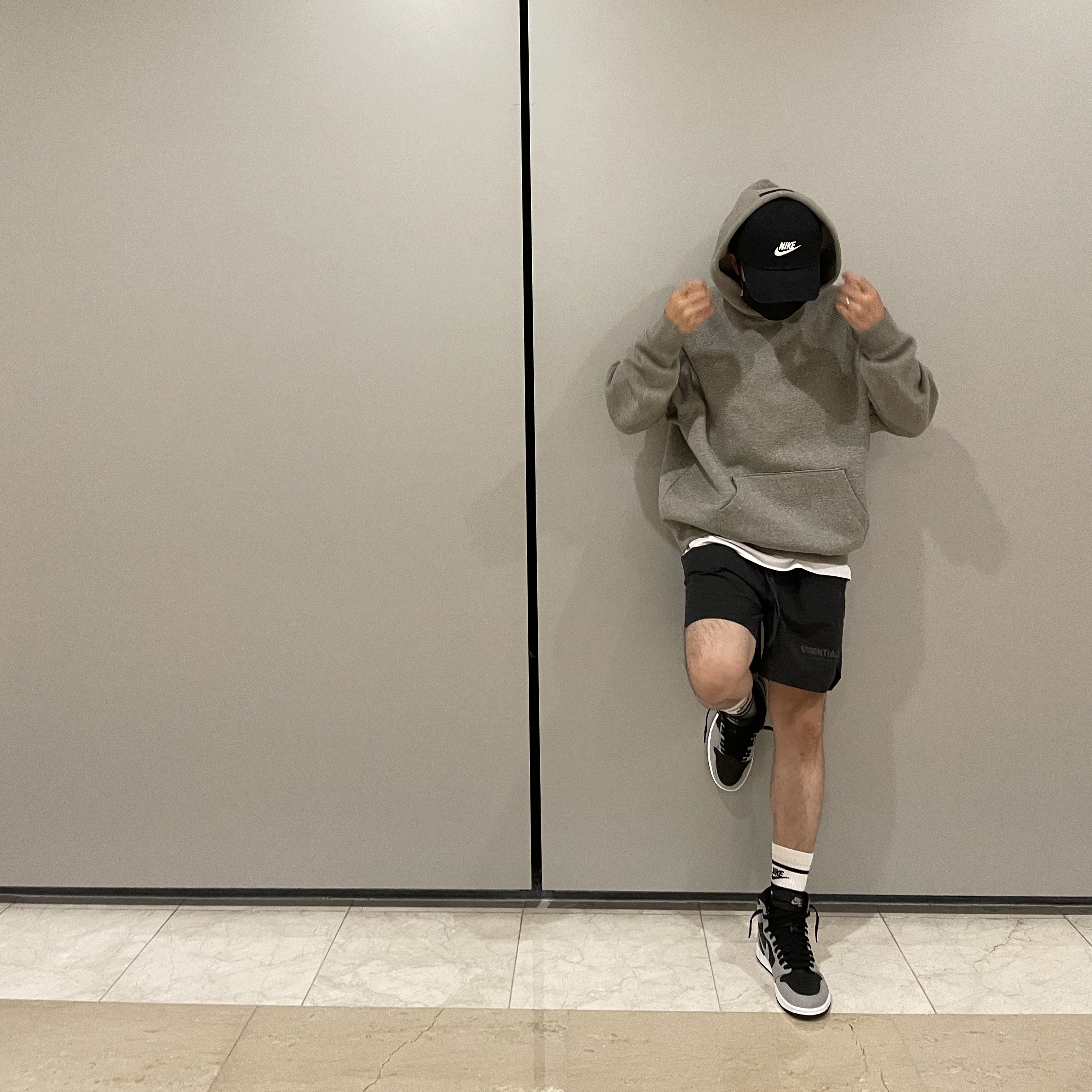Essentials Pull-Over Hoodie Heather Oatmeal - 21SS, Essentials Volley Shorts Black - 21SS 착용 스타일 - 3