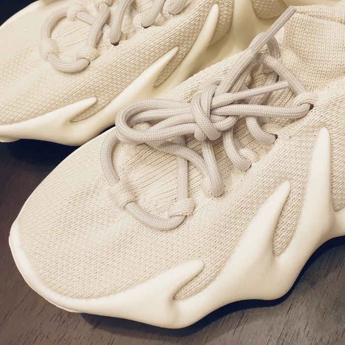 Adidas Yeezy 450 Cloud White 착용 스타일 - 1