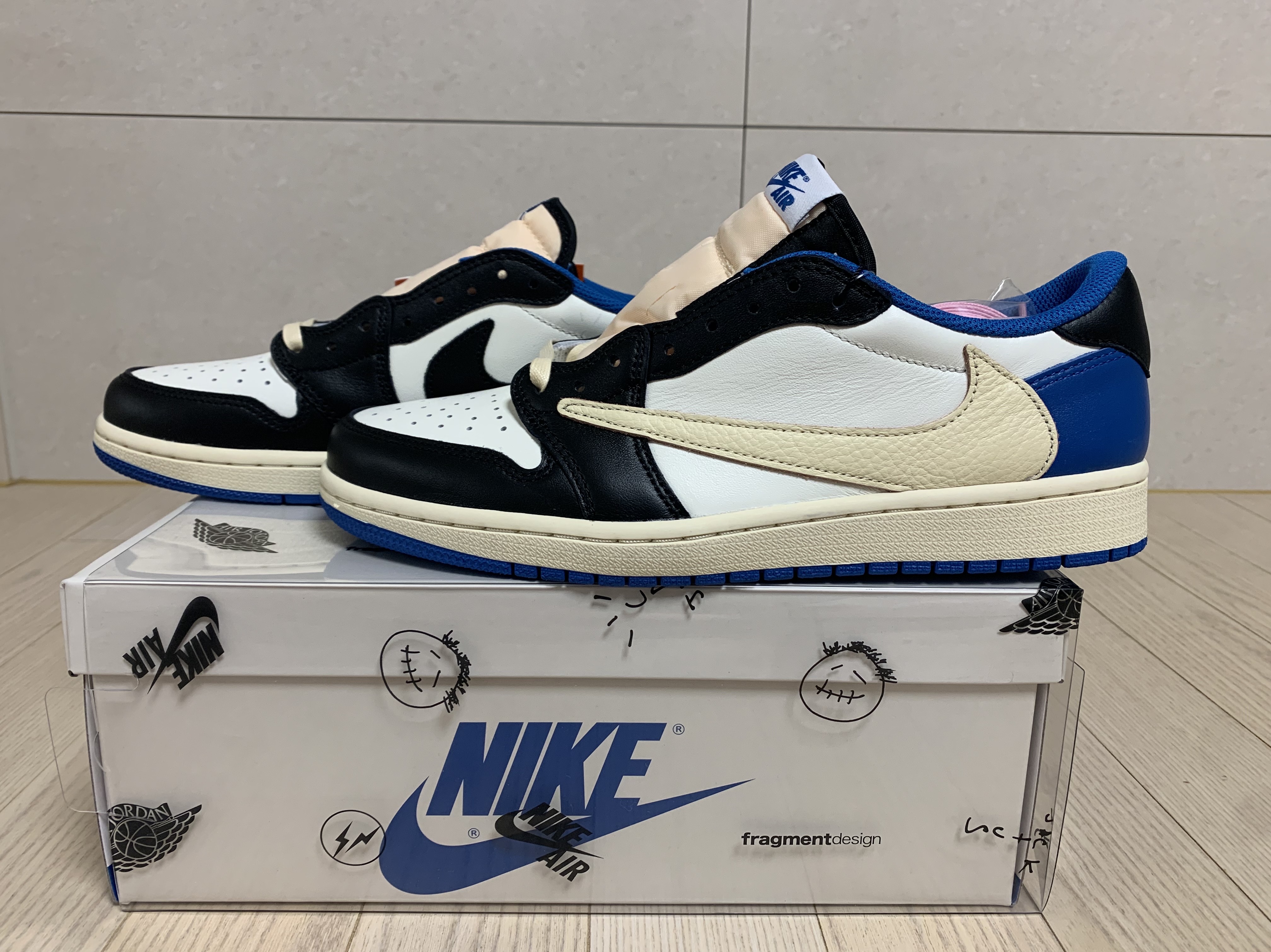 Jordan 1 x Travis Scott x Fragment Retro Low OG SP Military Blue 착용 스타일 - 1