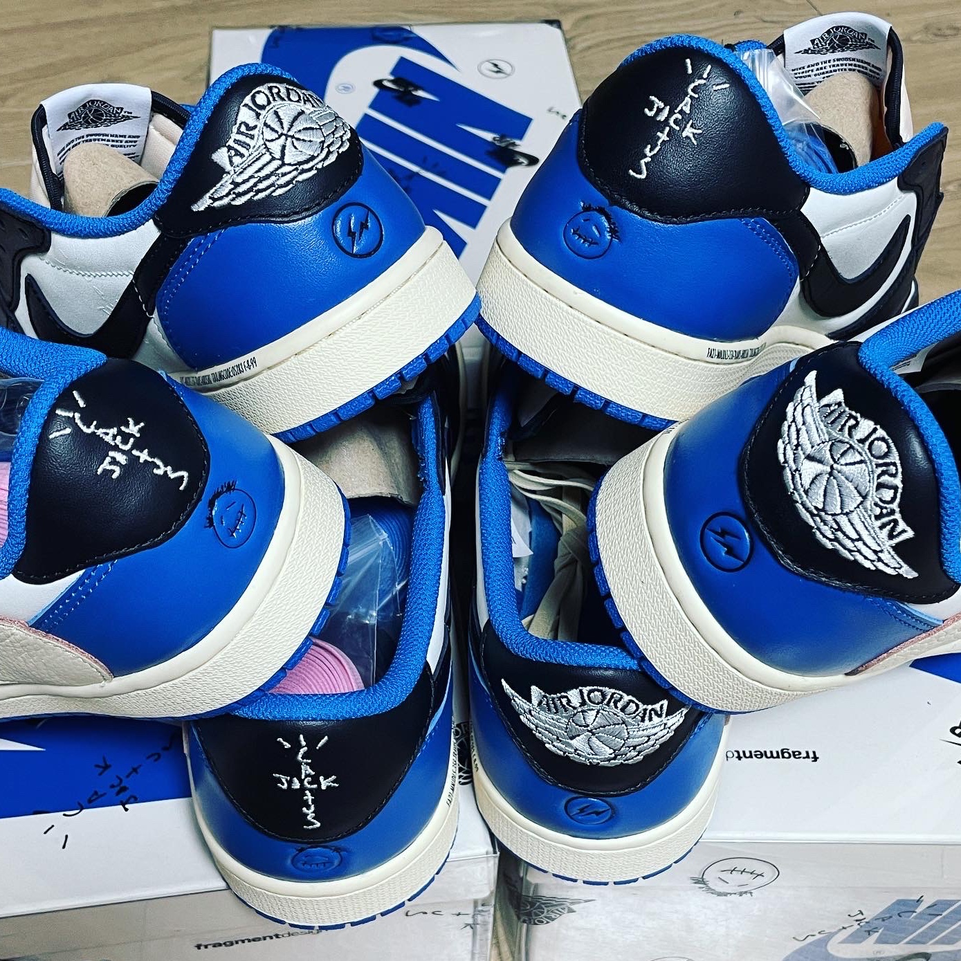 Jordan 1 x Travis Scott x Fragment Retro Low OG SP Military Blue 착용 스타일 - 1