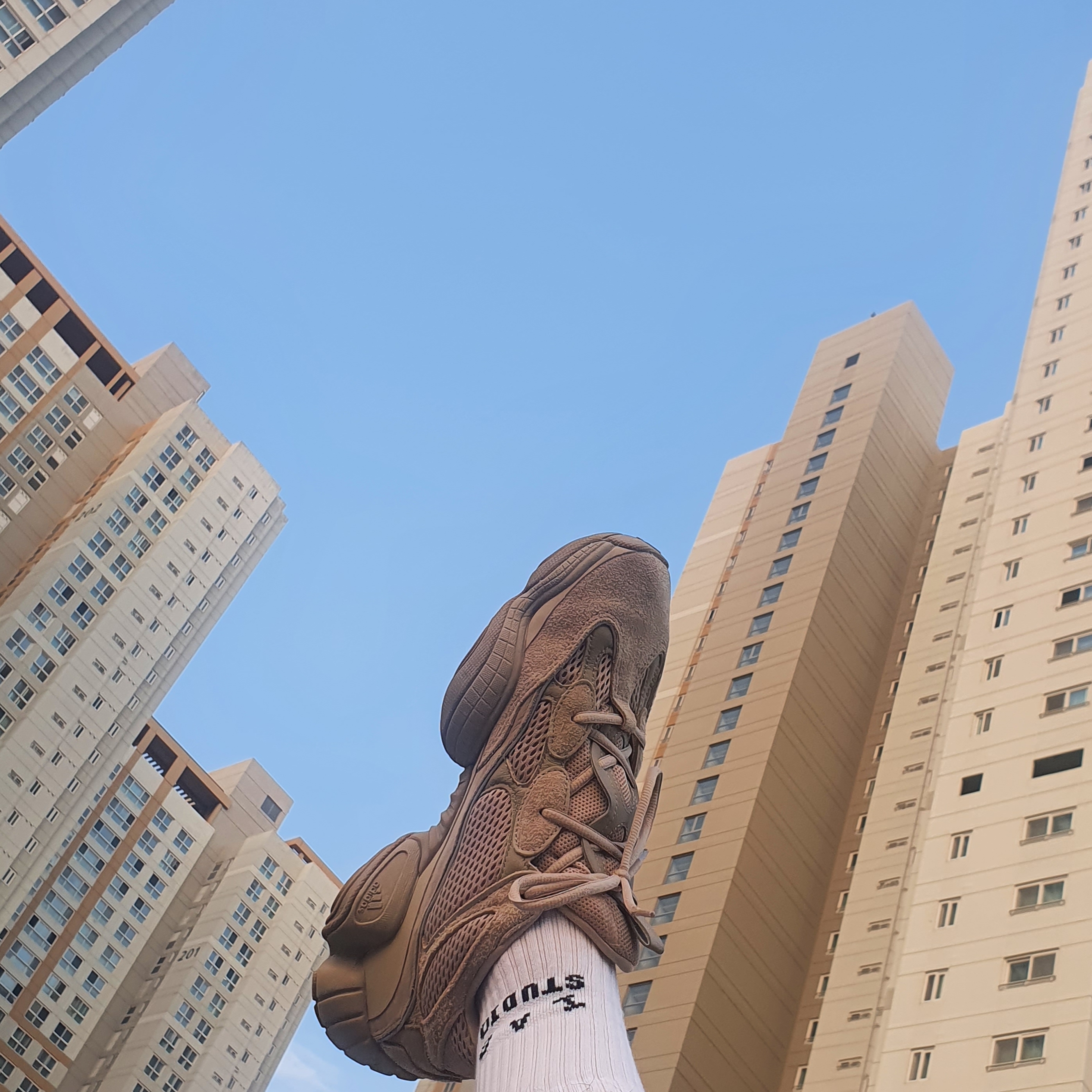Adidas Yeezy 500 Taupe Light, IAB Studio White & Ash Blue Socks (3 Pack) 착용 스타일