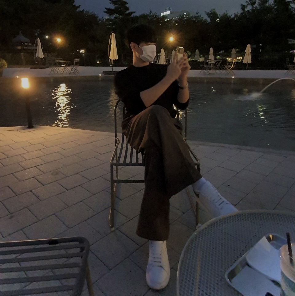 Alexander McQueen Oversized Sneakers White Black 착용 스타일
