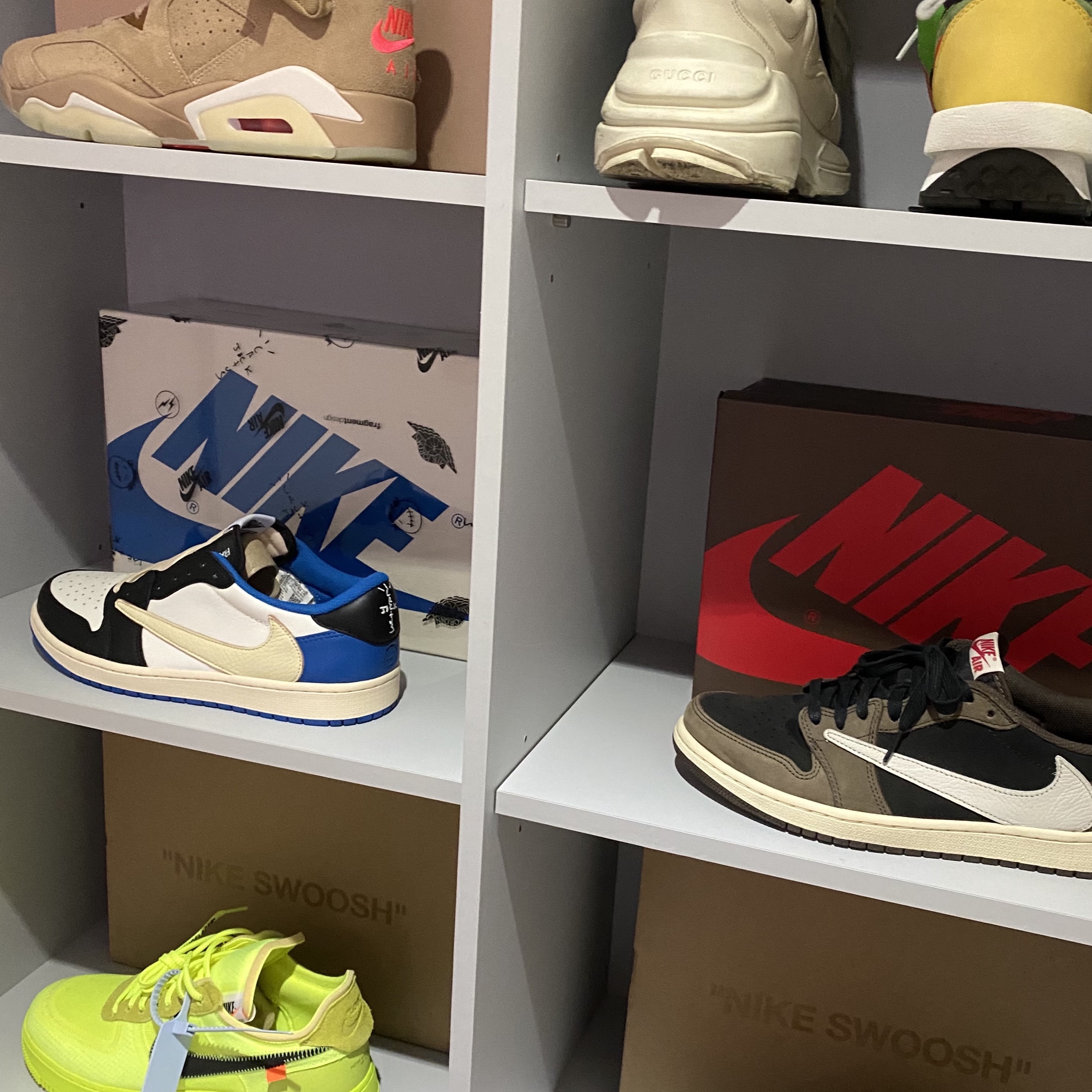 Nike x Off-White Air Force 1 Low Volt, Jordan 1 x Travis Scott Retro Low OG SP Mocha 착용 스타일