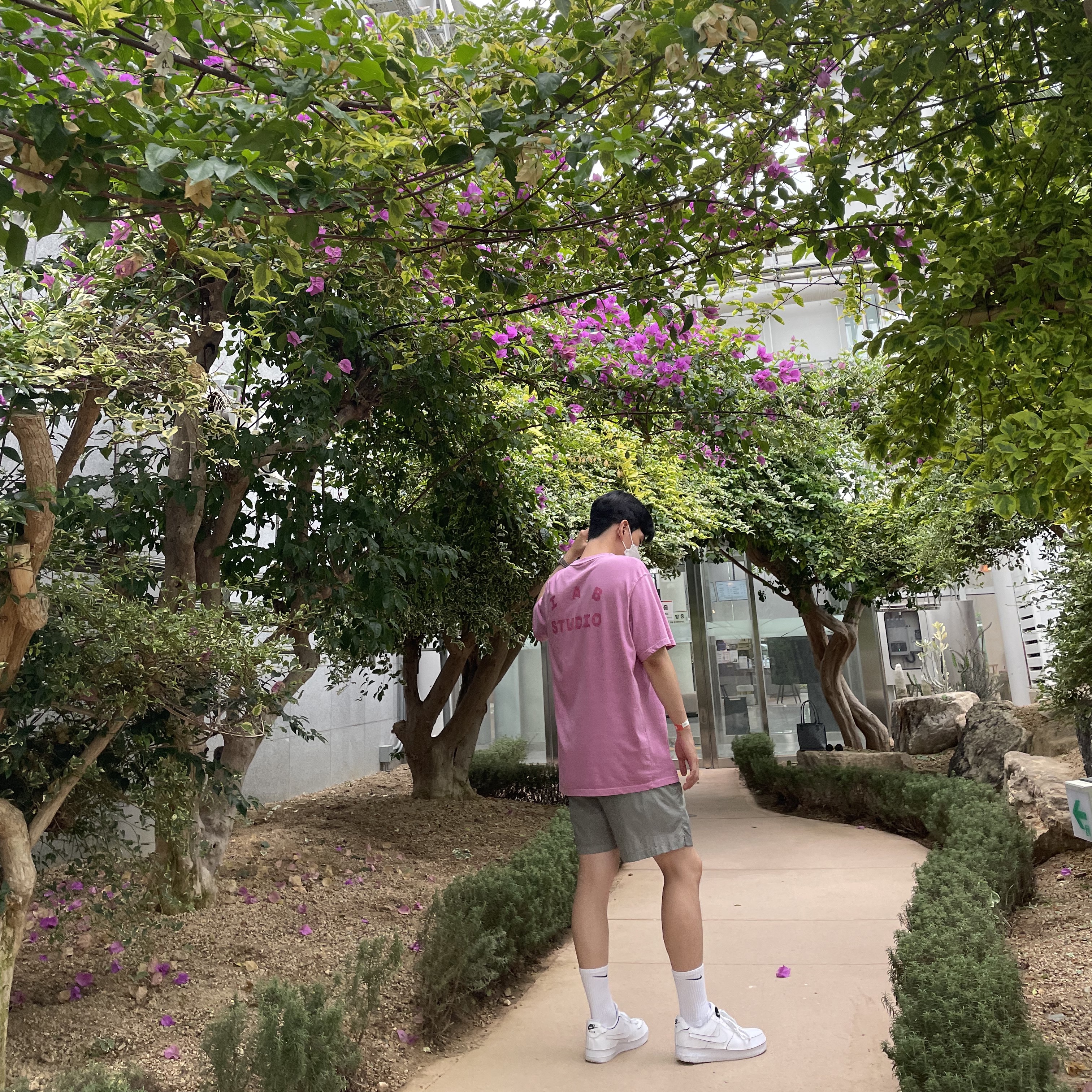IAB Studio Pigment T-Shirt Magenta, Nike Air Force 1/1 Cosmic Clay 착용 스타일 - 3