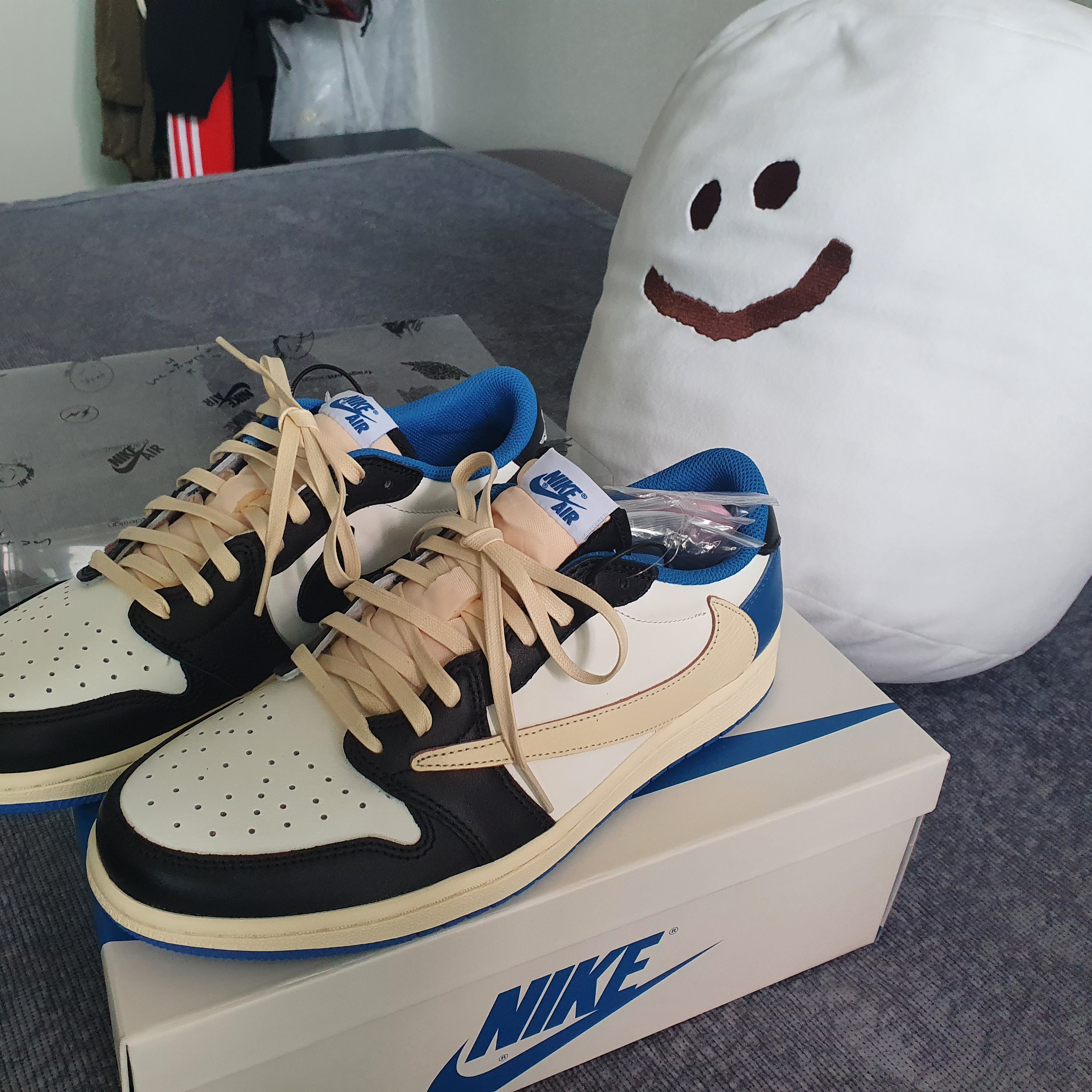 Jordan 1 x Travis Scott x Fragment Retro Low OG SP Military Blue 착용 스타일