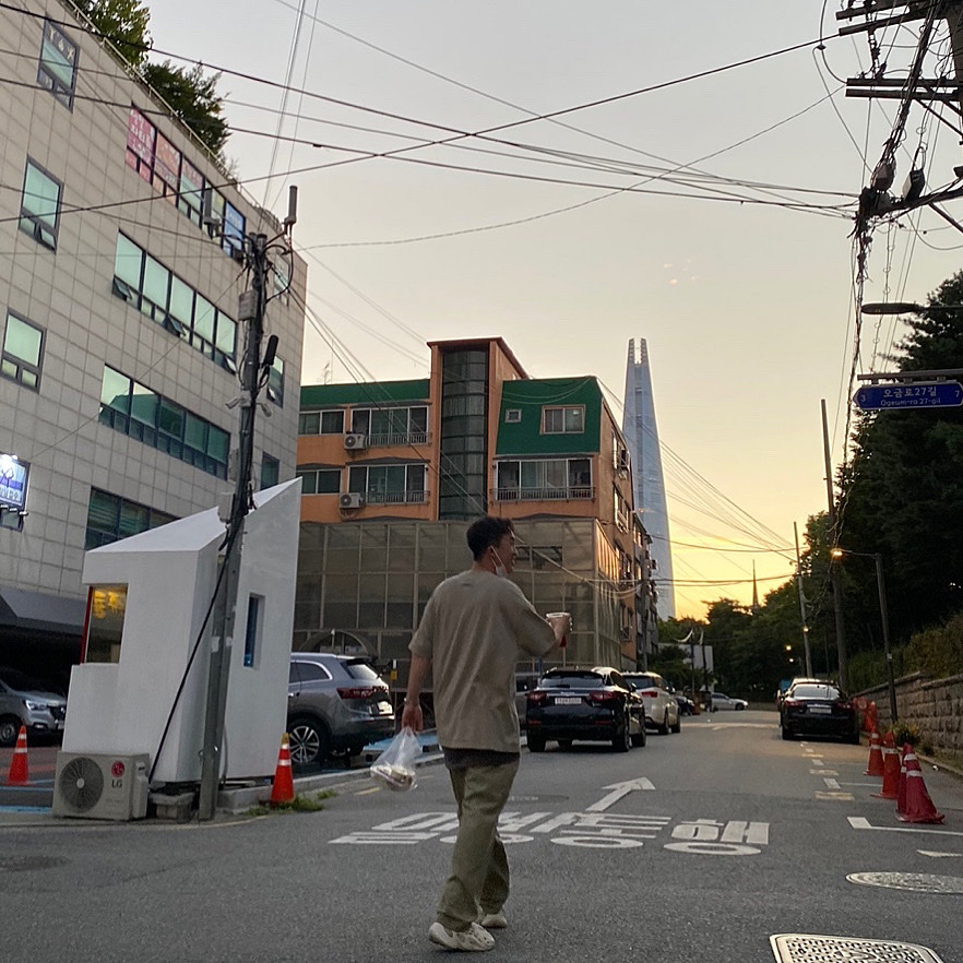 Adidas Yeezy Foam RNNR Sand 착용 스타일