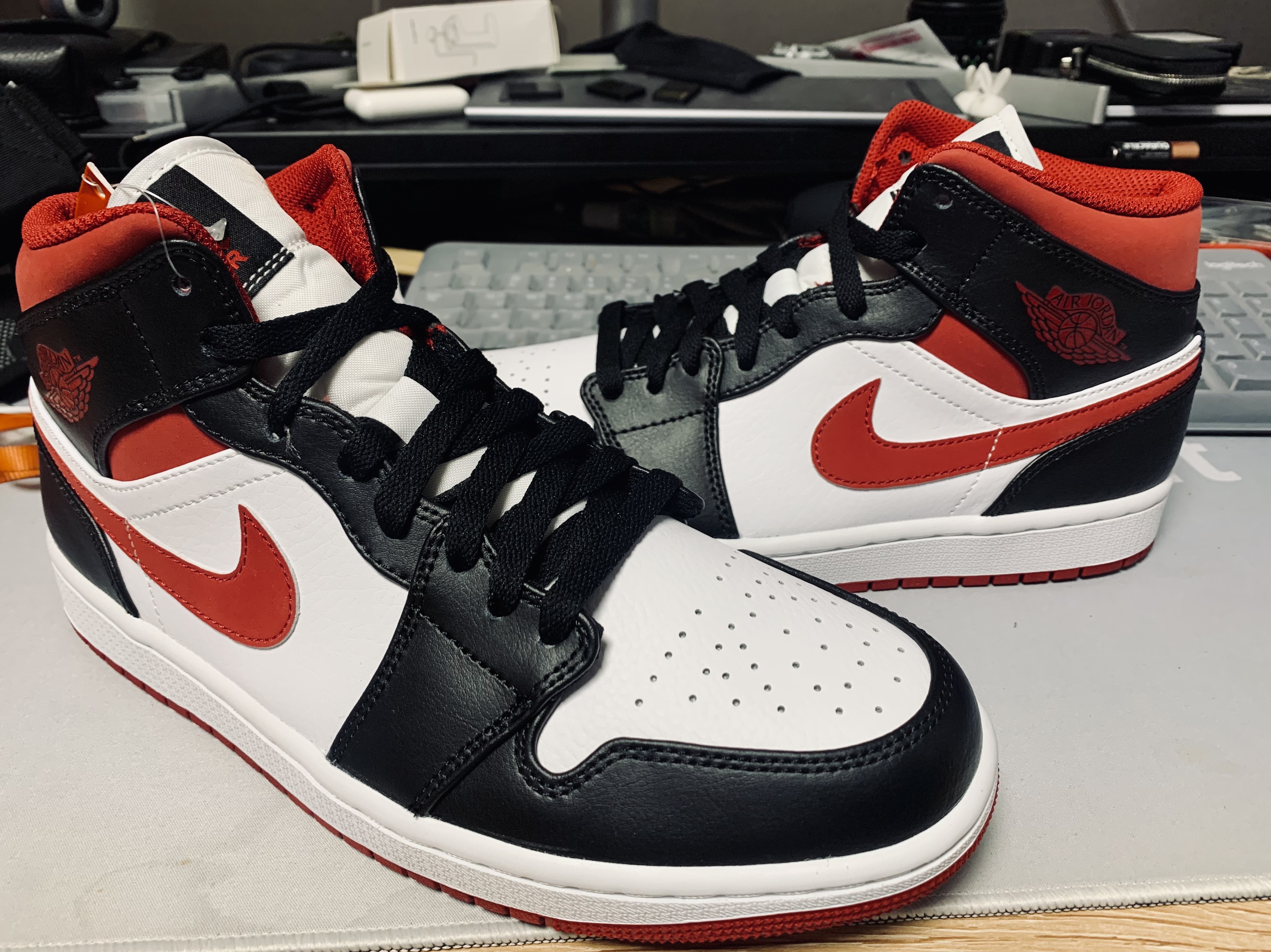 Jordan 1 Mid Gym Red Black White 착용 스타일 - 1