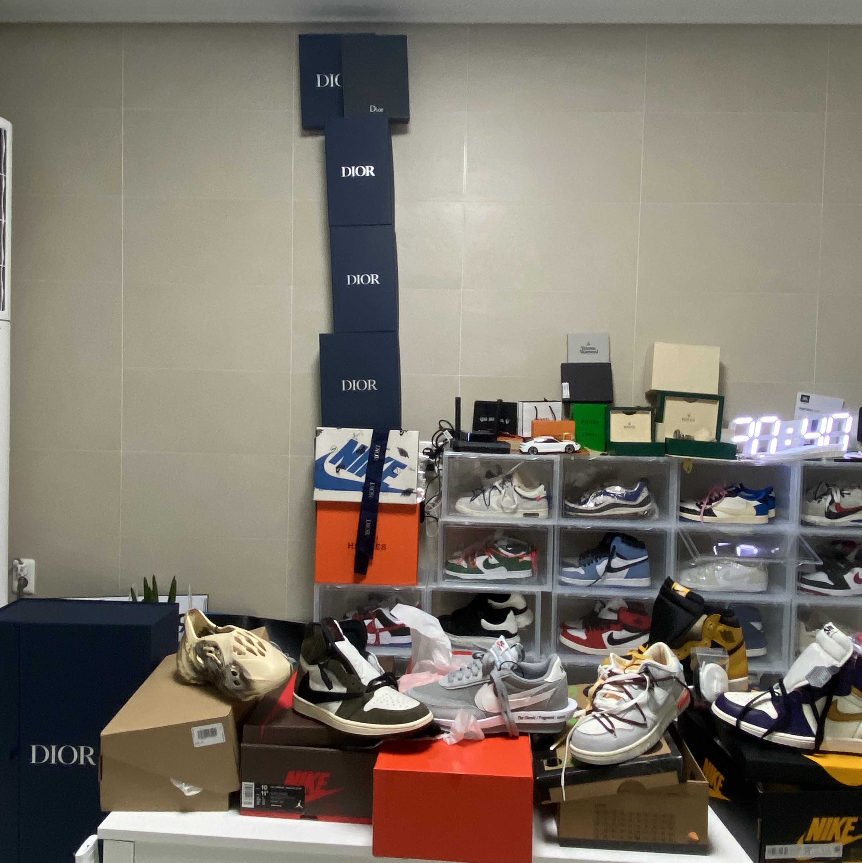 Adidas Yeezy Foam RNNR MX Cream Clay, Jordan 1 x Travis Scott Retro High OG SP Mocha 착용 스타일