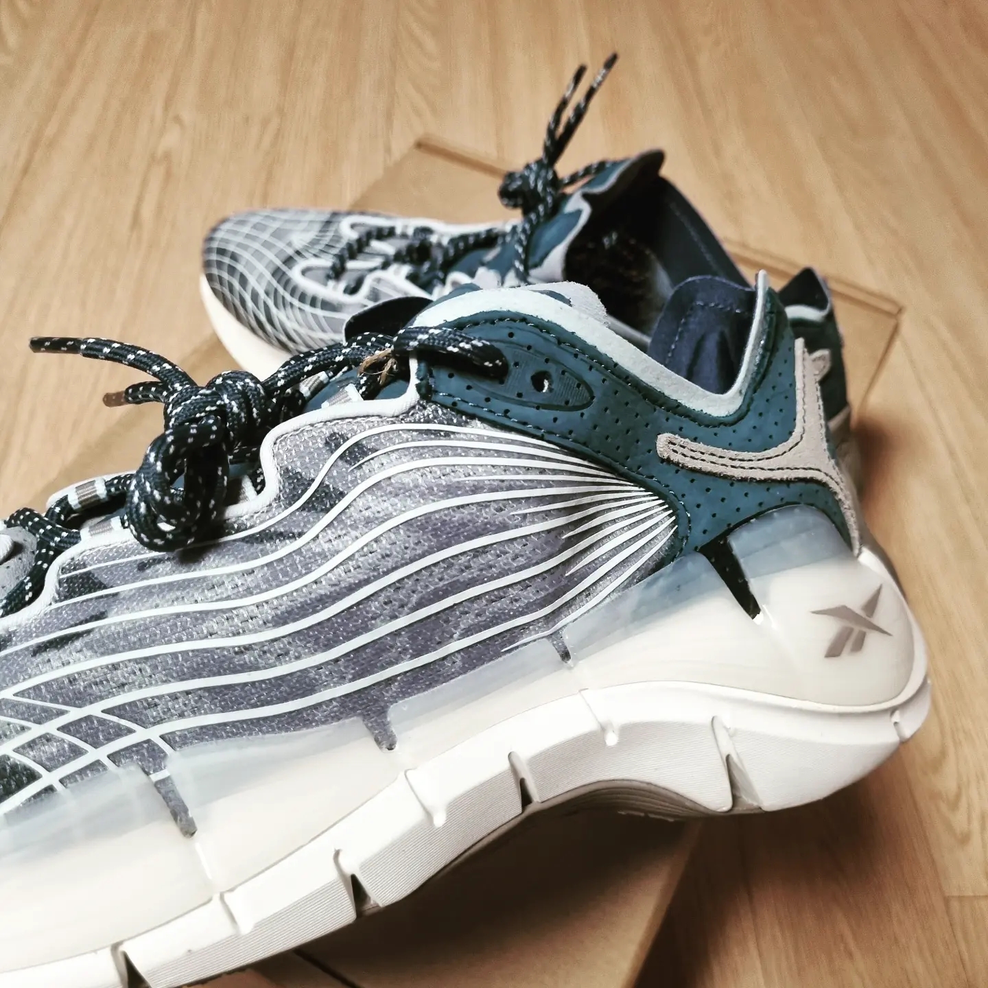Reebok x END. Zig Kinetica II Jupiter Cold Grey Blue Hills 착용 스타일 - 2