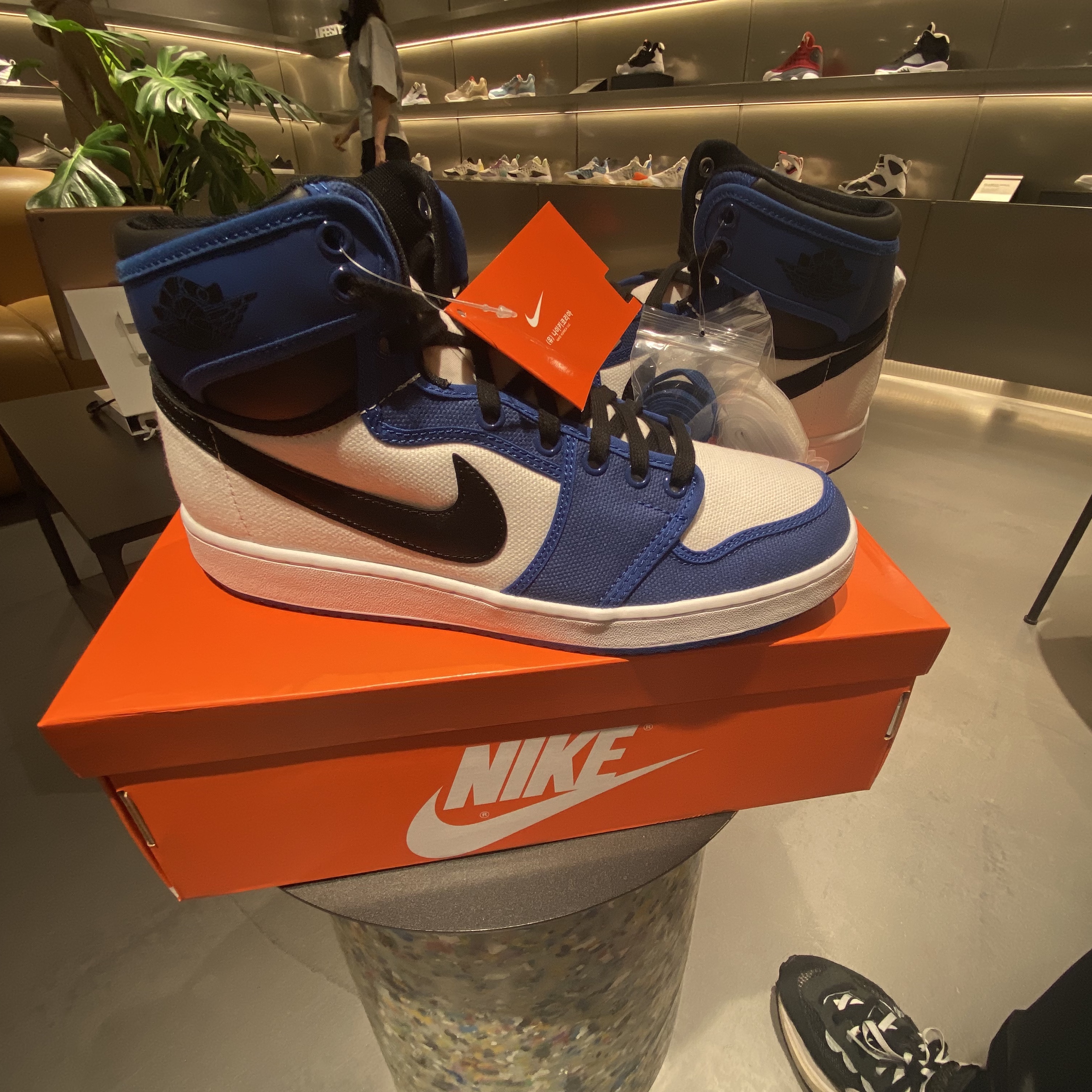 Jordan 1 KO Storm Blue, Nike x Sacai VaporWaffle Black White 착용 스타일