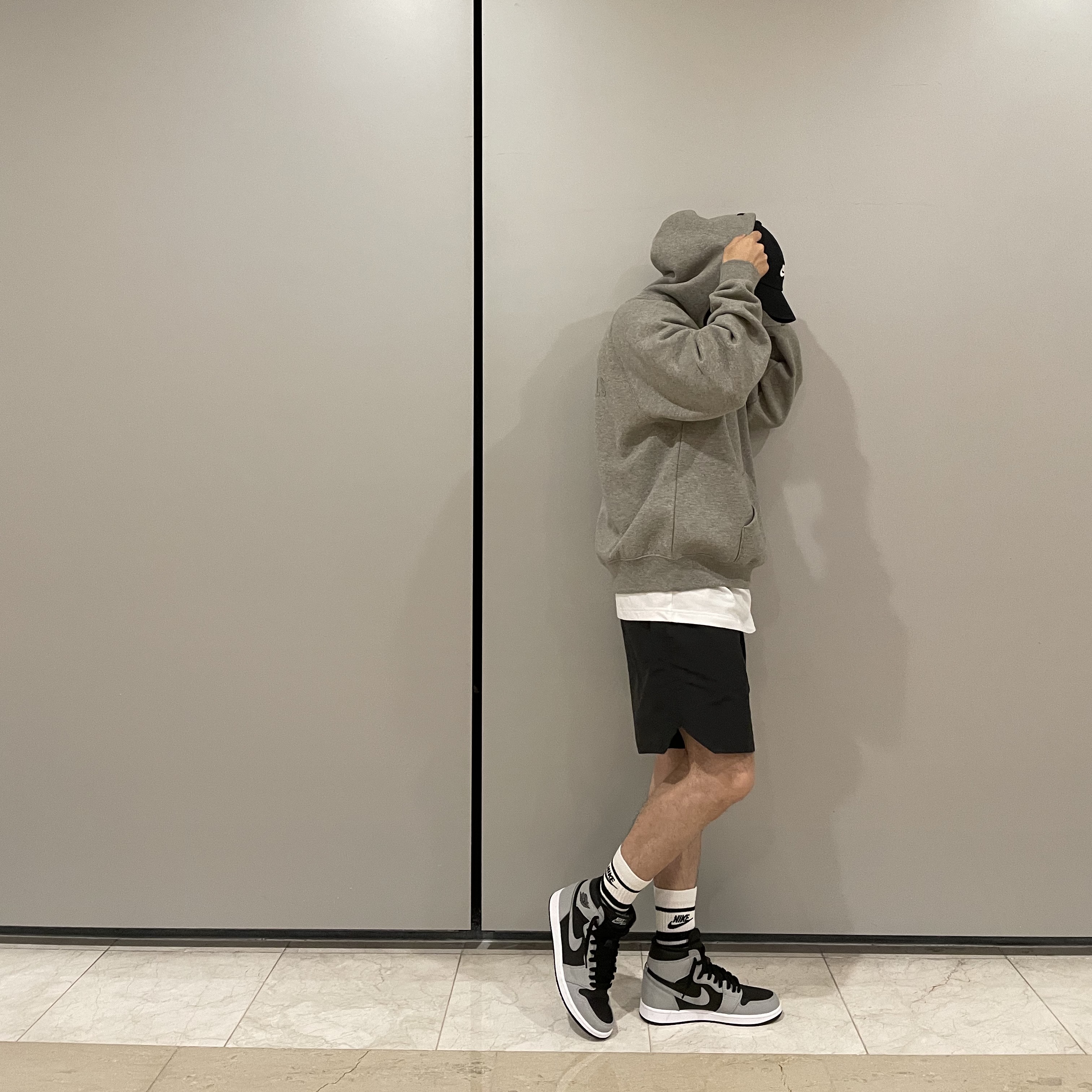 Essentials Pull-Over Hoodie Heather Oatmeal - 21SS, Essentials Volley Shorts Black - 21SS 착용 스타일 - 1