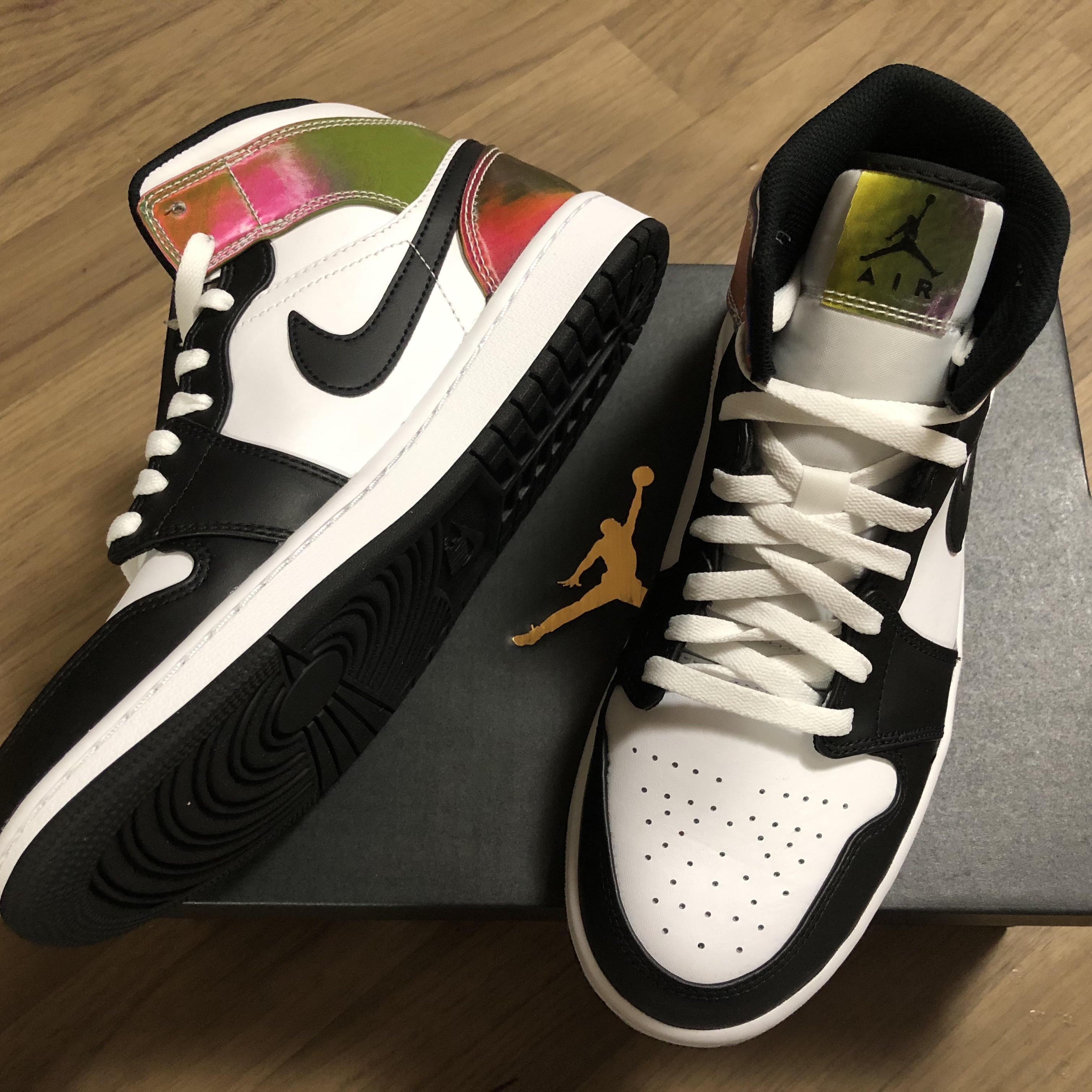 Jordan 1 Mid SE Heat Reactive 착용 스타일 - 3