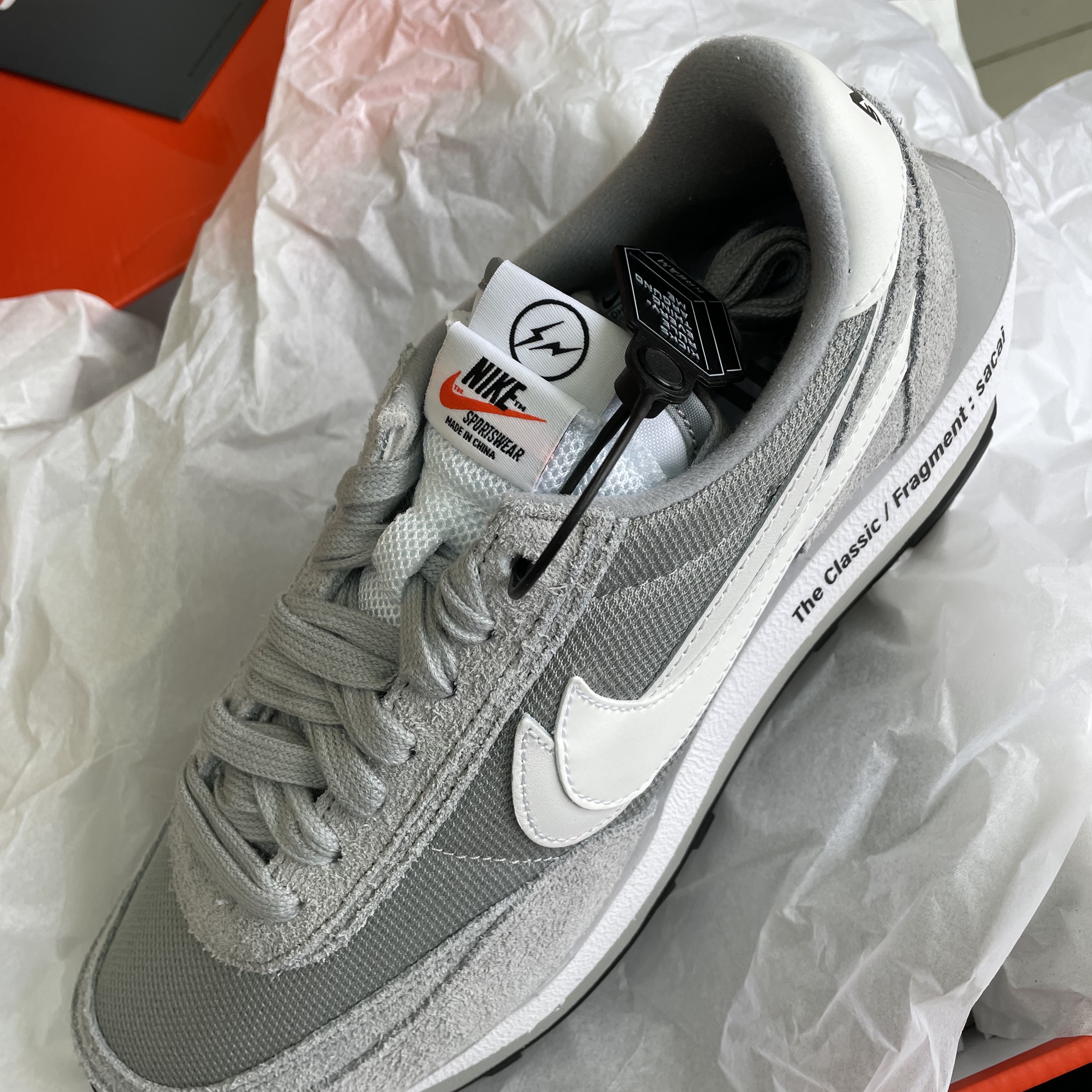 Nike x Sacai x Fragment LDWaffle Light Smoke Grey 착용 스타일 - 2