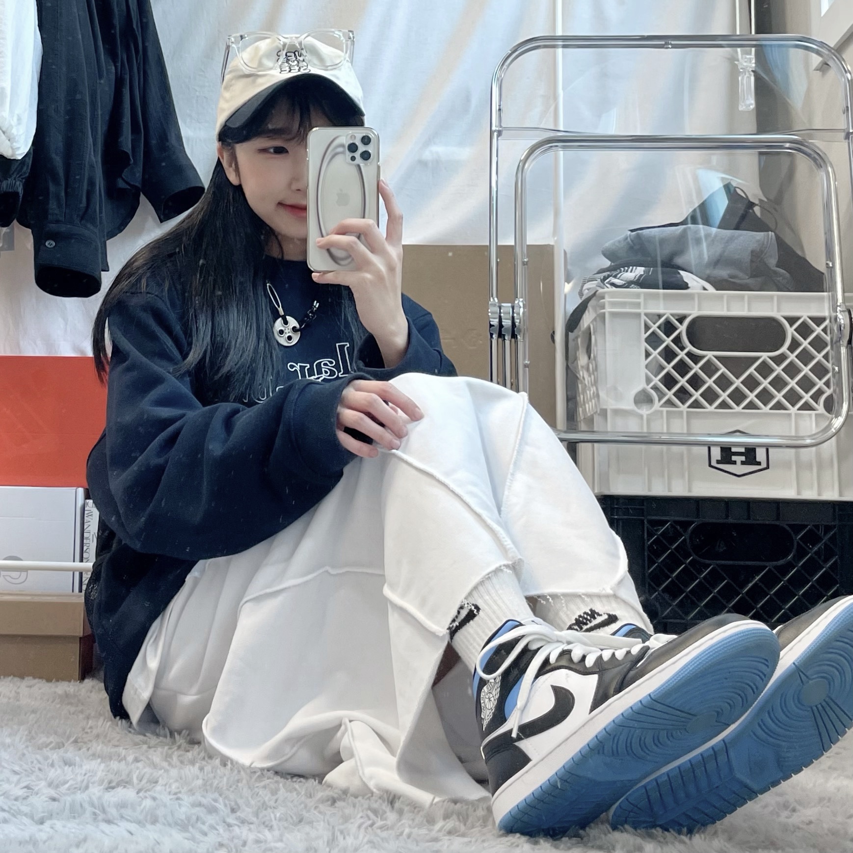 (W) Jordan 1 Mid White Black University Blue 착용 스타일 - 2
