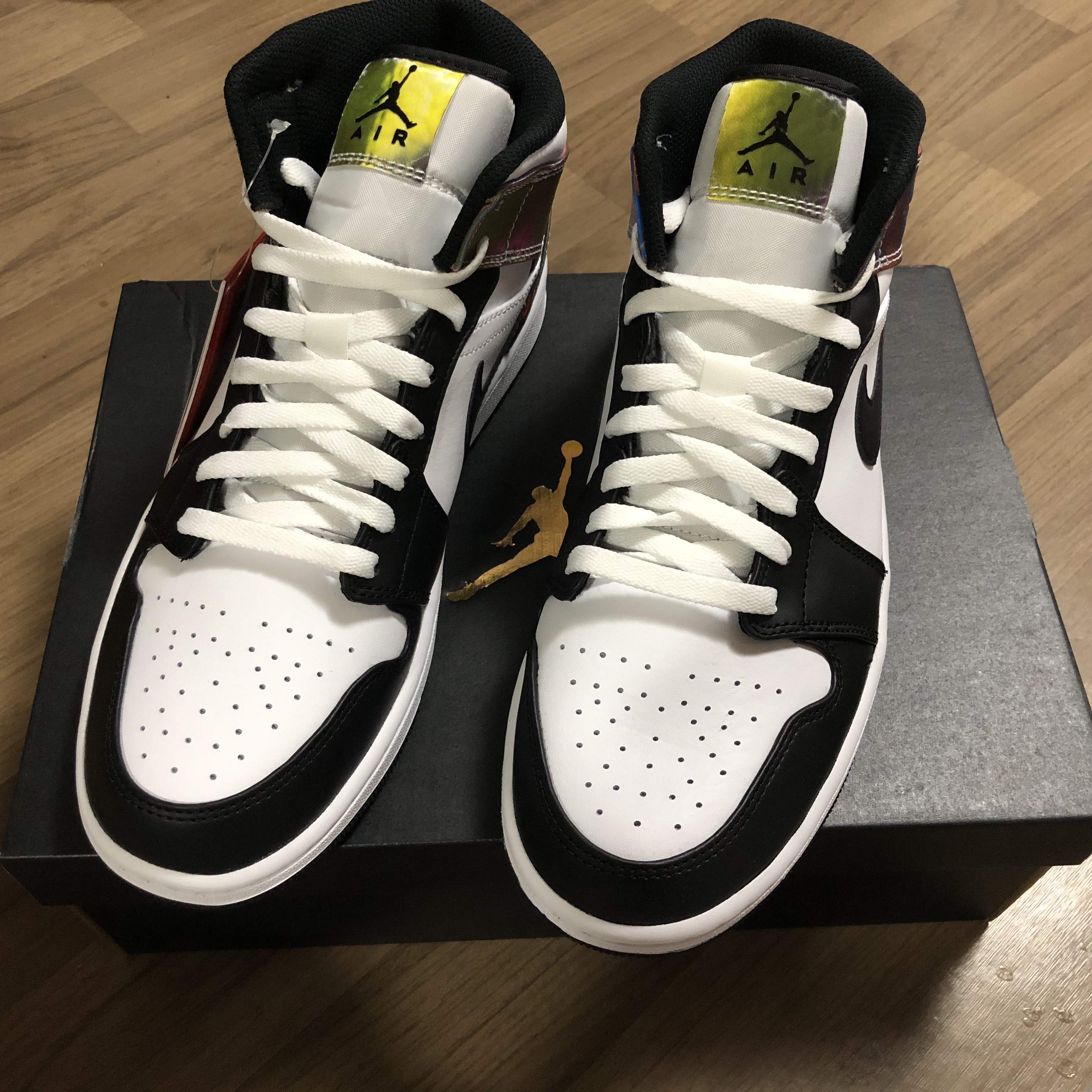 Jordan 1 Mid SE Heat Reactive 착용 스타일 - 1