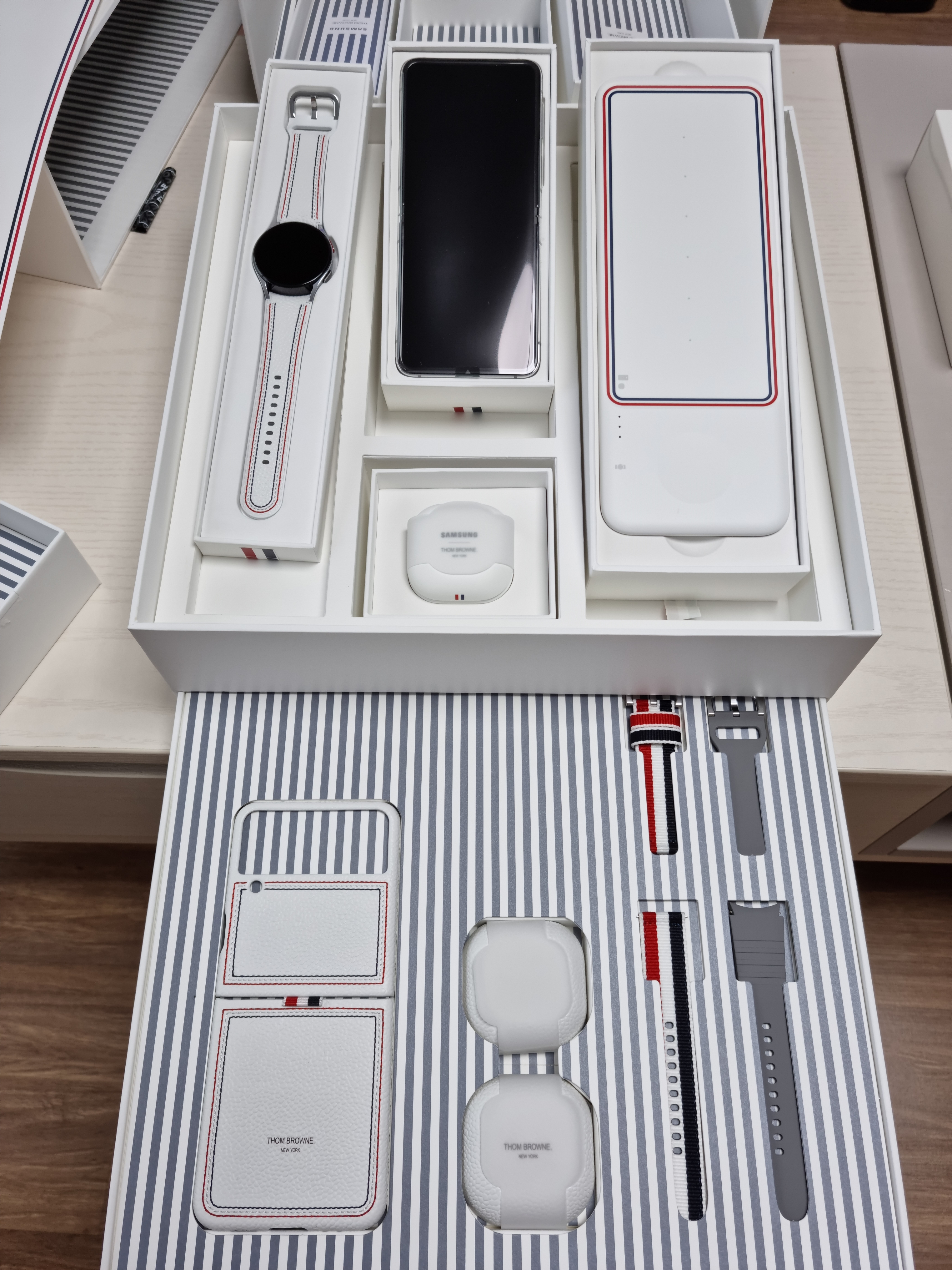Samsung Galaxy Z Flip3 Thom Browne Edition (Korean Ver.) 착용 스타일