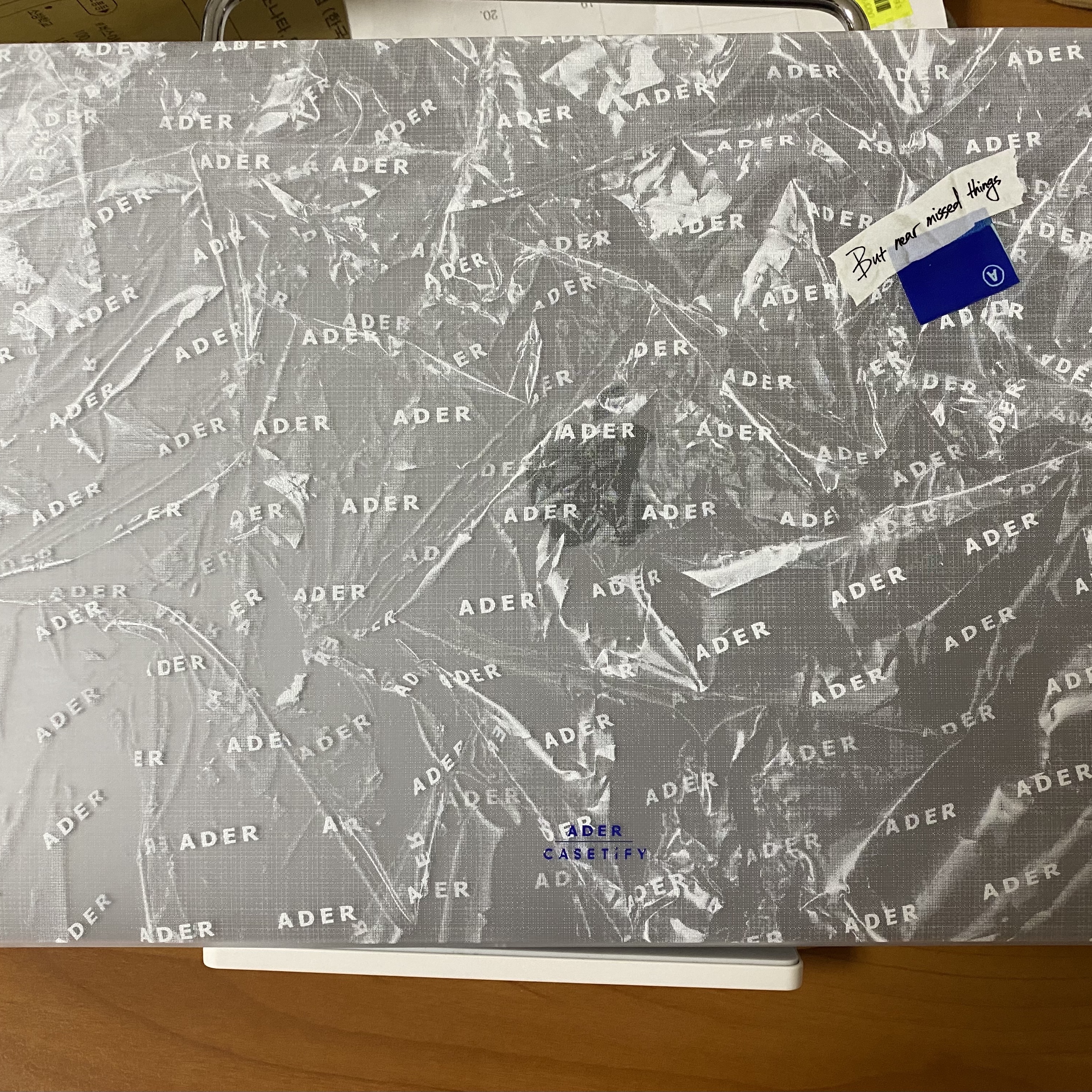 Casetify x Ader Error Plastic MacBook Case 착용 스타일