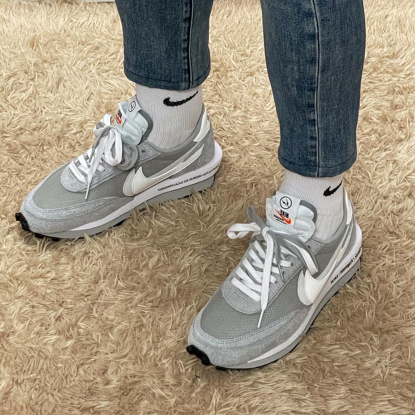 Nike x Sacai x Fragment LDWaffle Light Smoke Grey 착용 스타일 - 3