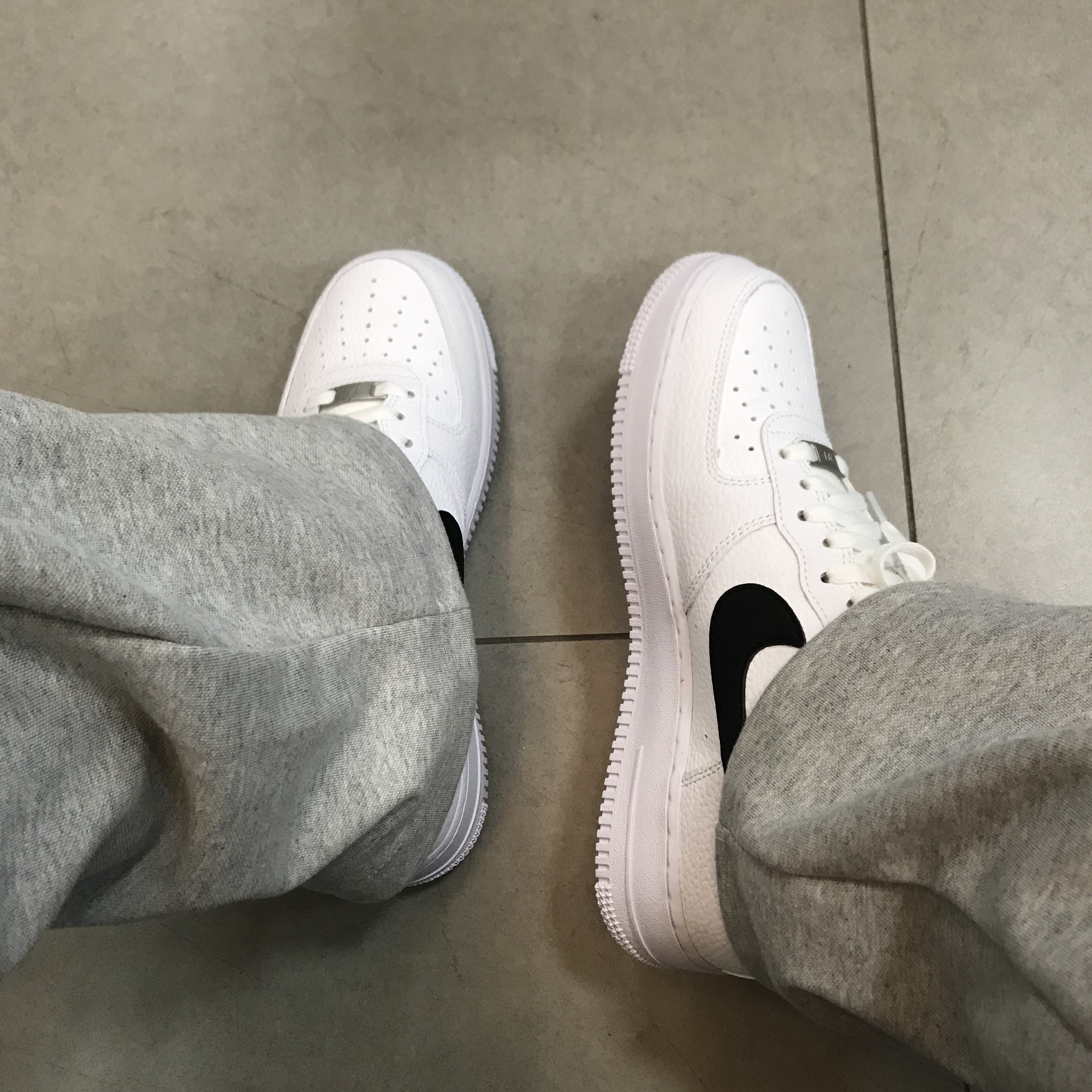 Nike Air Force 1 '07 White Black 착용 스타일 - 2