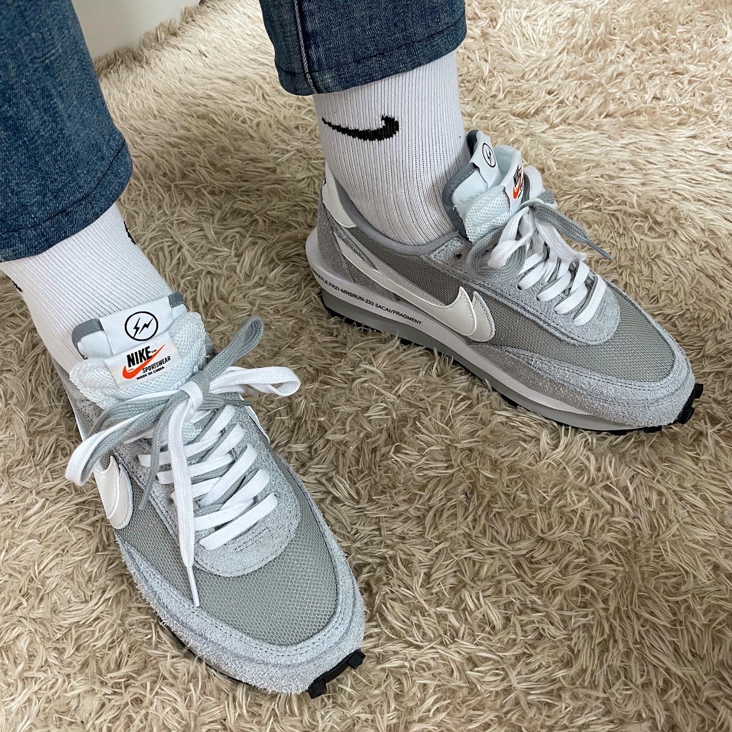 Nike x Sacai x Fragment LDWaffle Light Smoke Grey 착용 스타일 - 4
