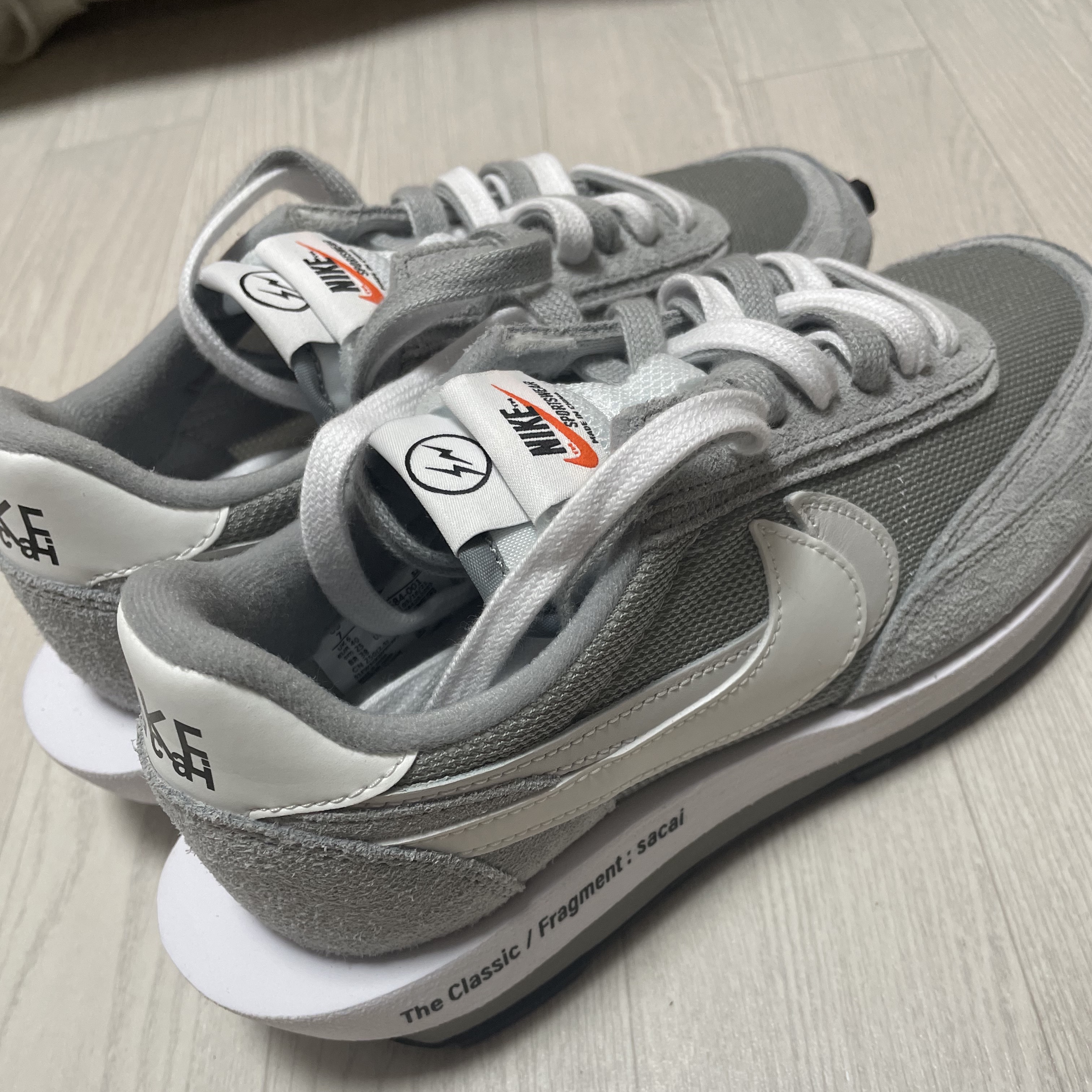 Nike x Sacai x Fragment LDWaffle Light Smoke Grey 착용 스타일 - 2