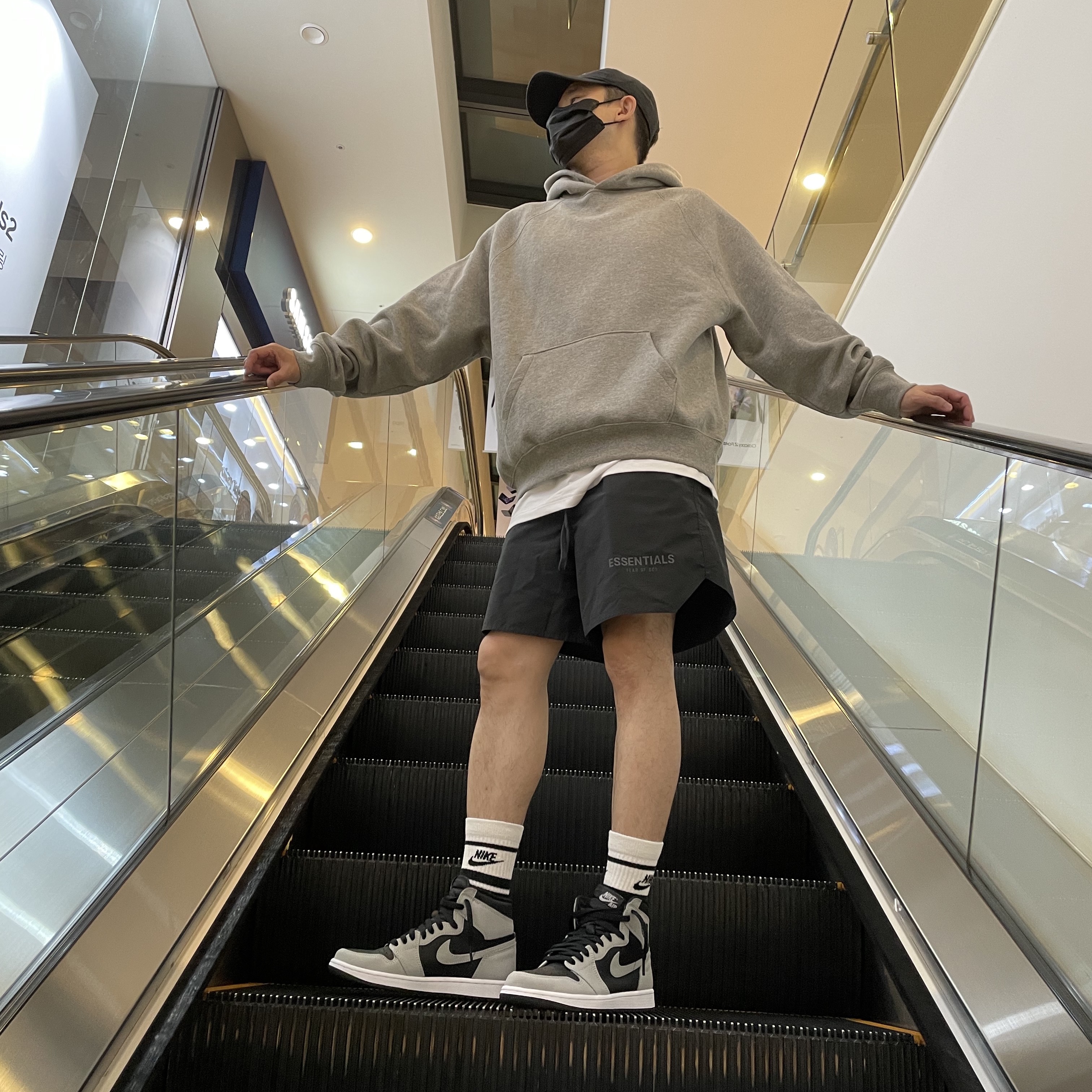 Essentials Pull-Over Hoodie Heather Oatmeal - 21SS, Essentials Volley Shorts Black - 21SS 착용 스타일 - 5