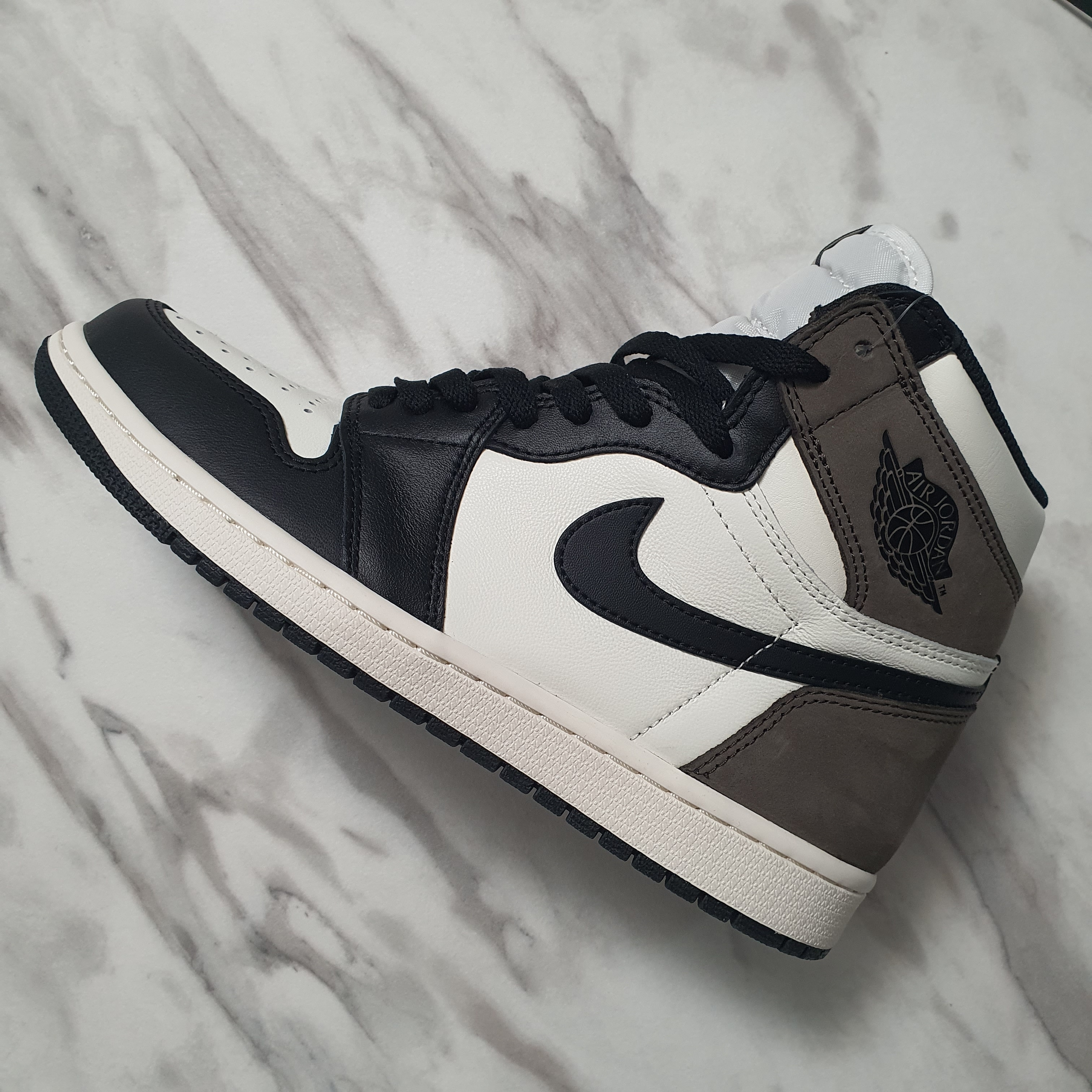 Jordan 1 Retro High OG Black Mocha 착용 스타일