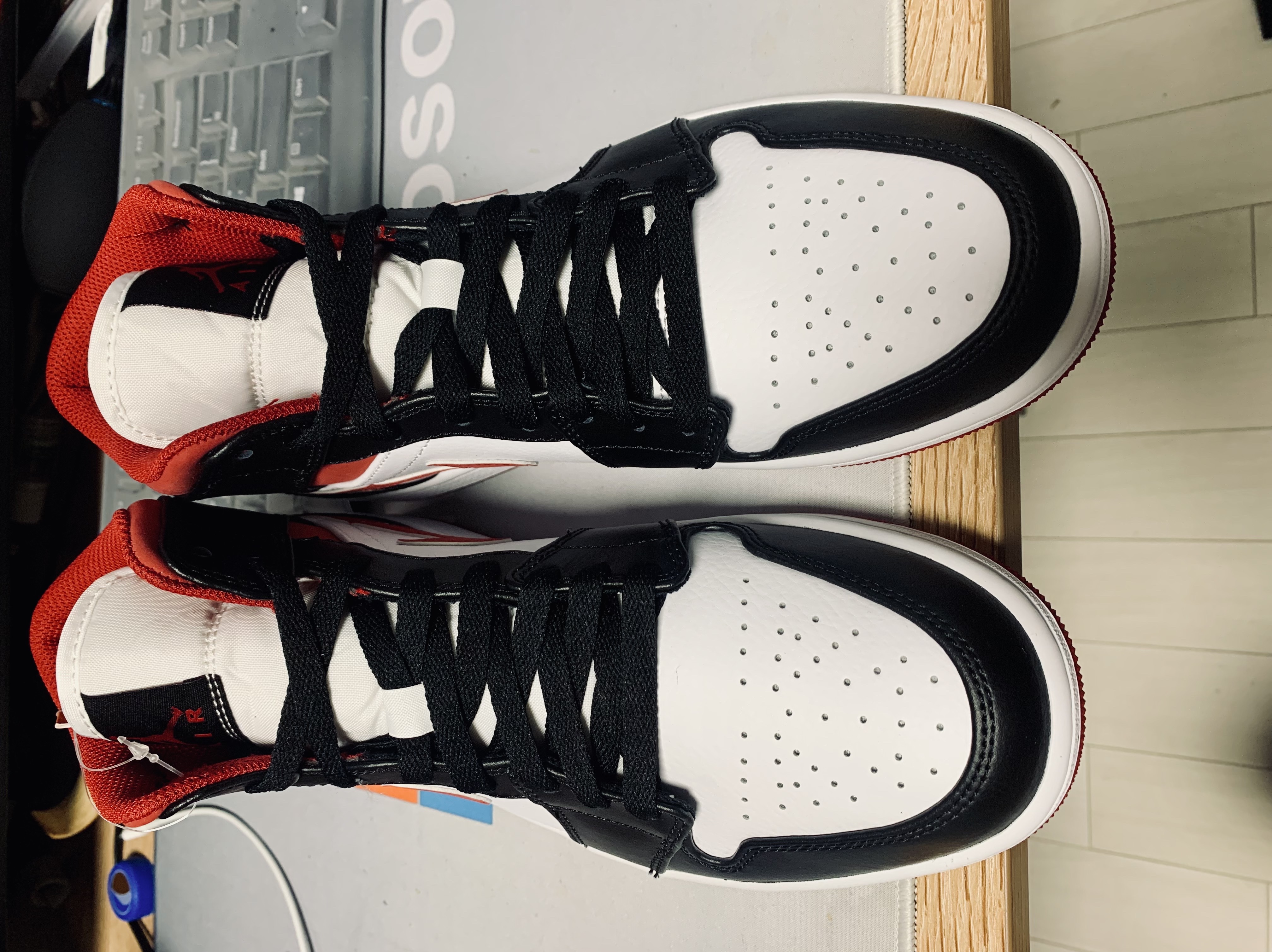 Jordan 1 Mid Gym Red Black White 착용 스타일 - 2