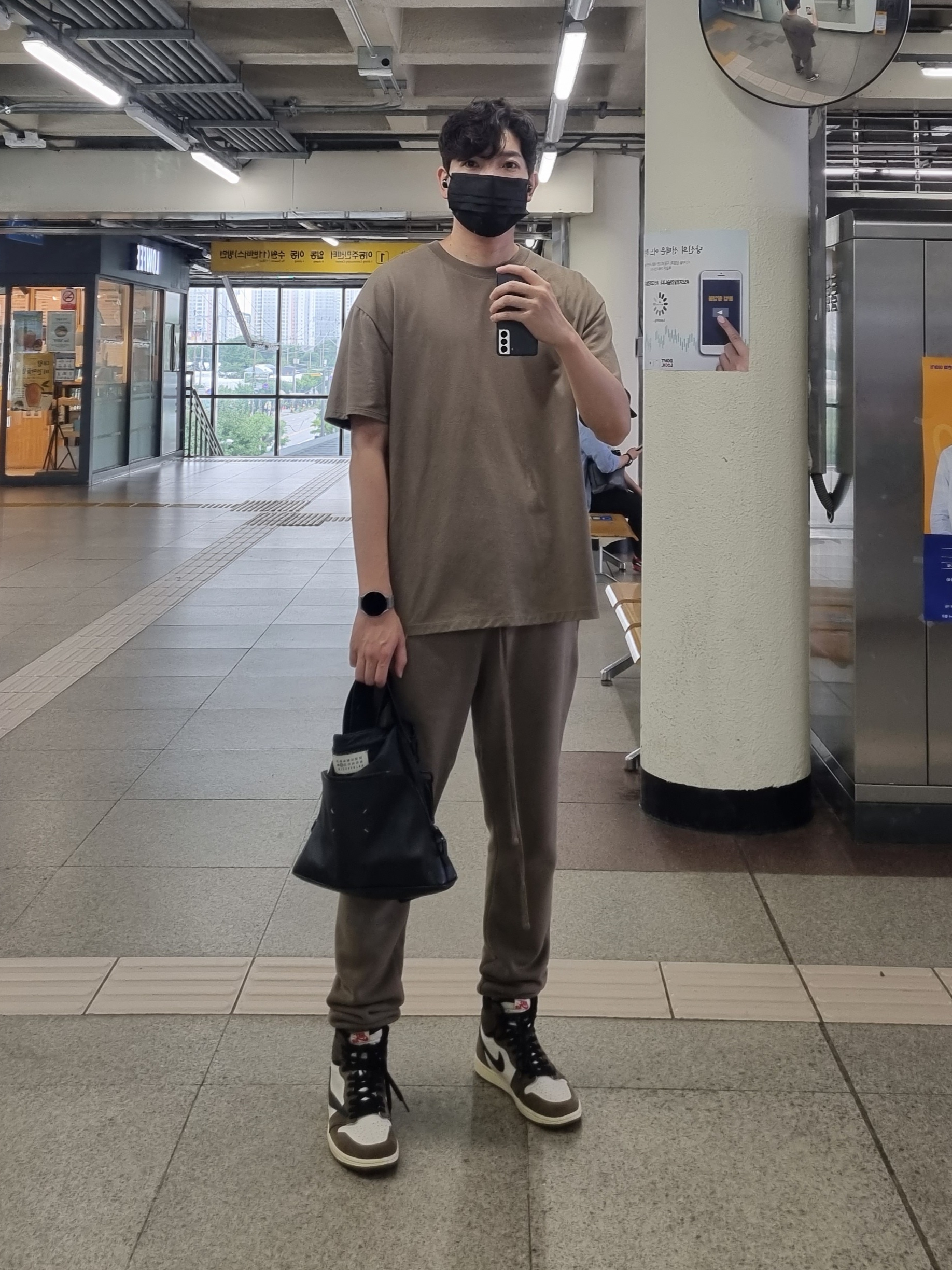 Jordan 1 x Travis Scott Retro High OG SP Mocha, Essentials Sweatpants Taupe - 21SS 착용 스타일