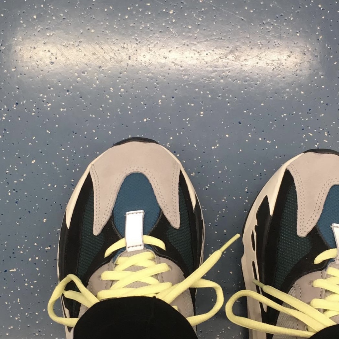 Adidas Yeezy Boost 700 Wave Runner Solid Grey 2017/2019 착용 스타일