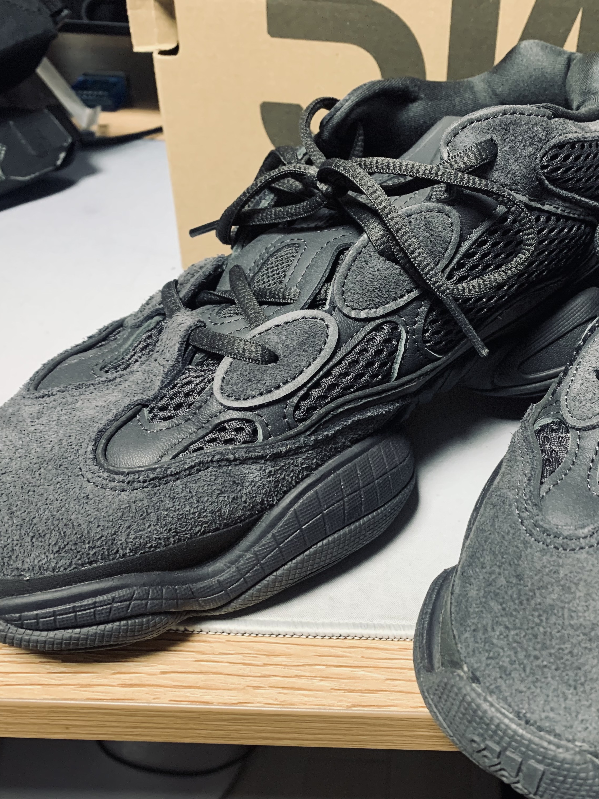 Adidas Yeezy 500 Utility Black 2018/2020 착용 스타일 - 2