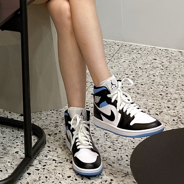 (W) Jordan 1 Mid White Black University Blue 착용 스타일 - 3