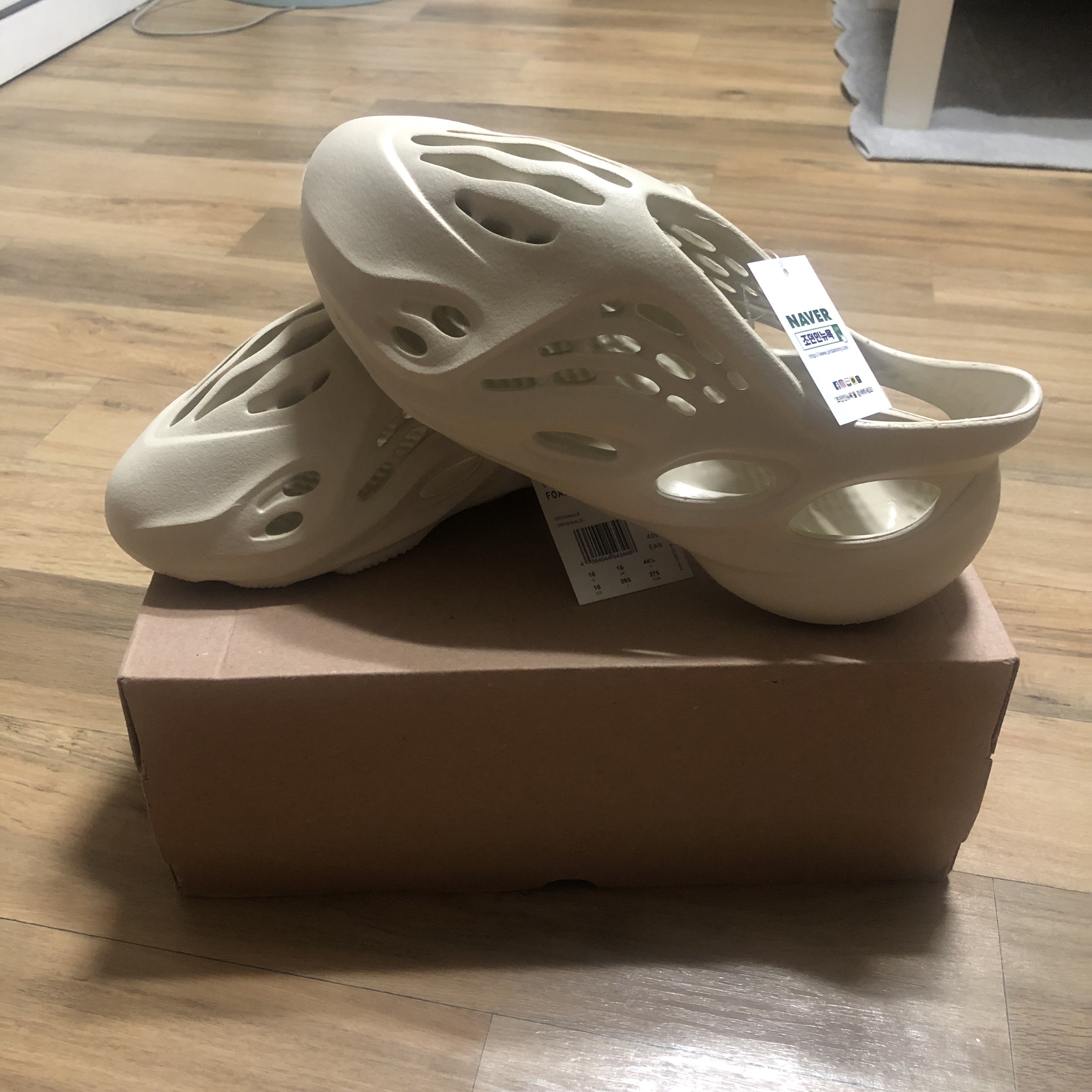 Adidas Yeezy Foam RNNR Sand 착용 스타일 - 2