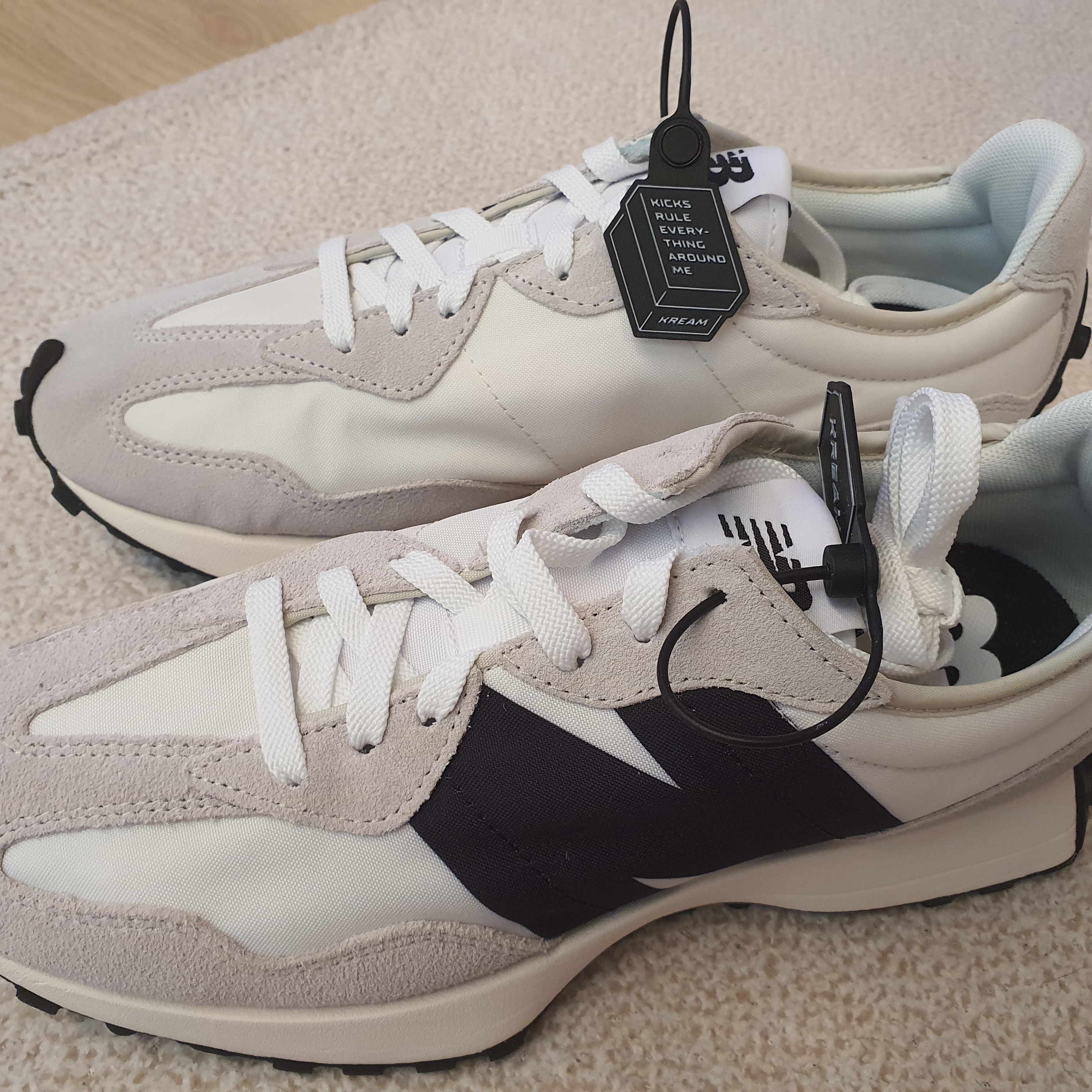 New Balance 327 White Black 착용 스타일