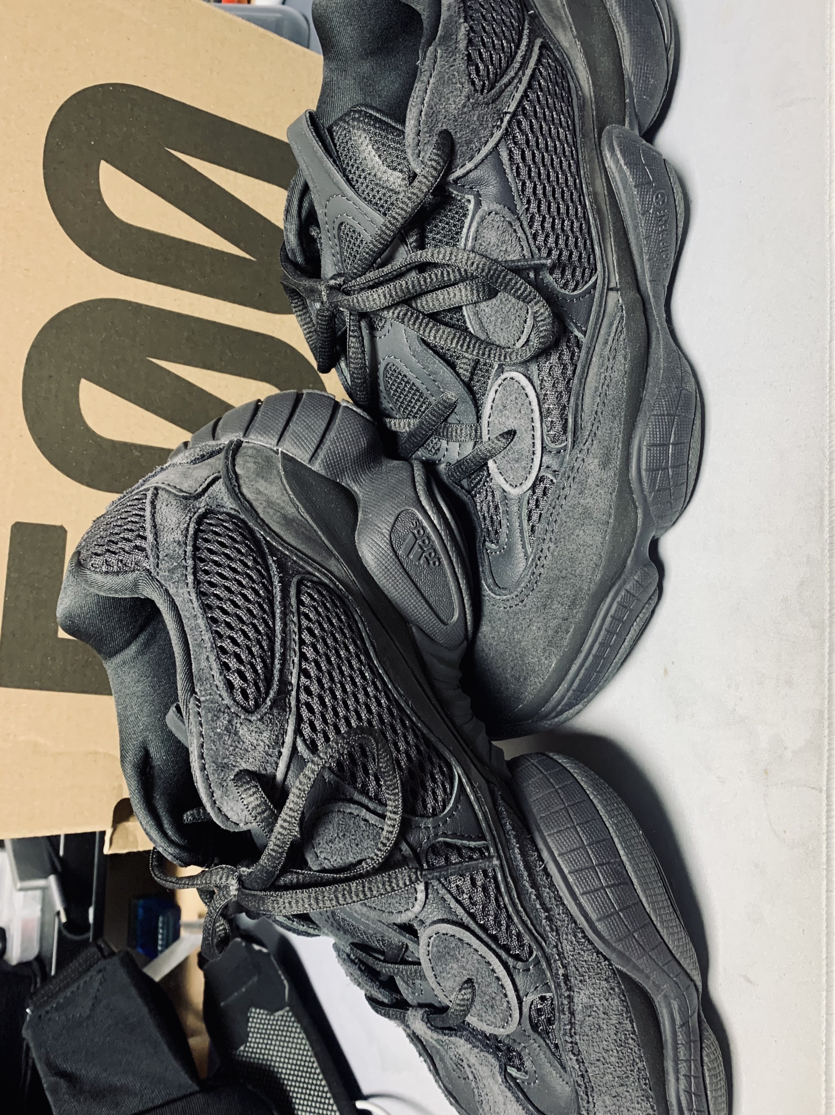 Adidas Yeezy 500 Utility Black 2018/2020 착용 스타일 - 3