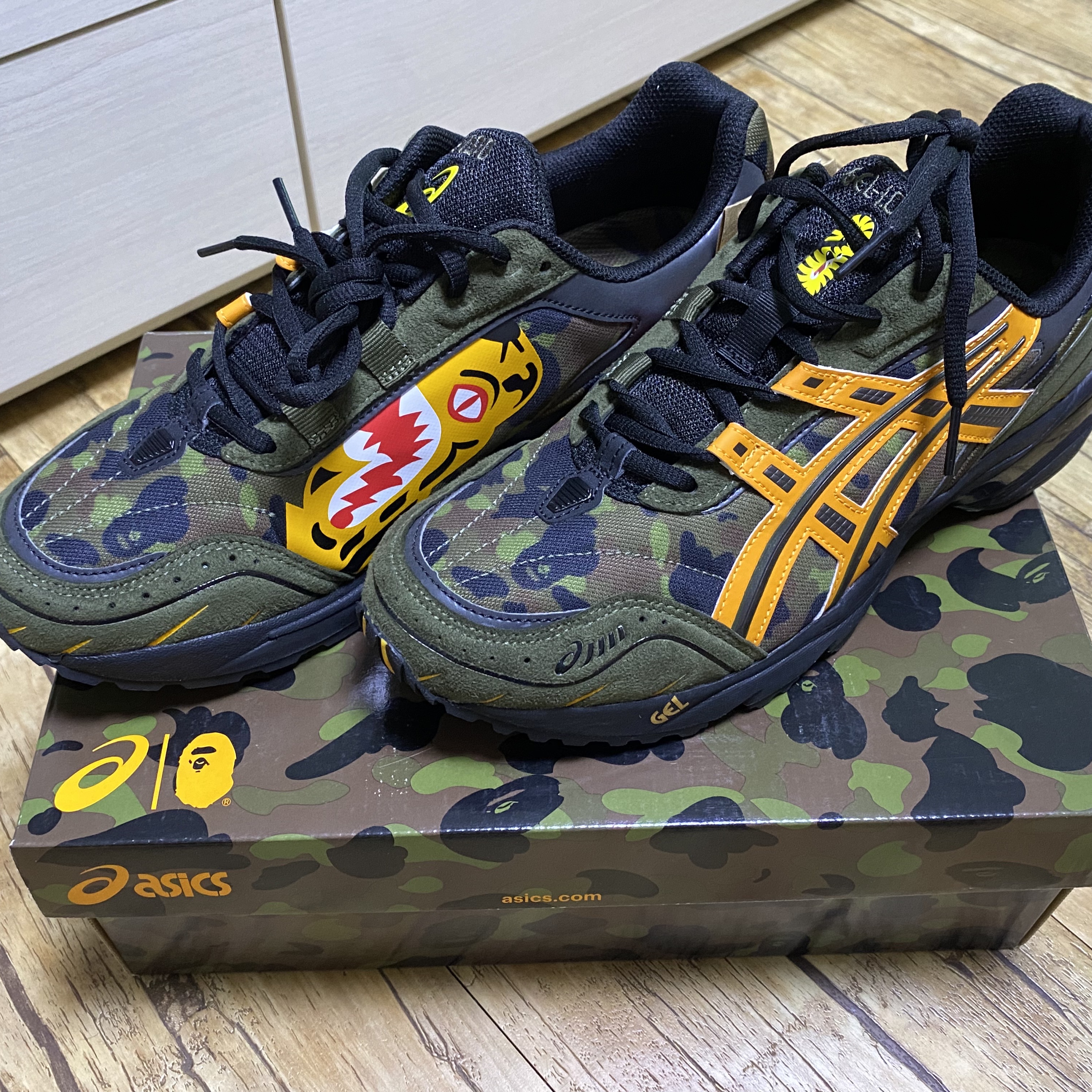 Asics x BAPE Gel-1090 Tiger Camo 착용 스타일 - 1