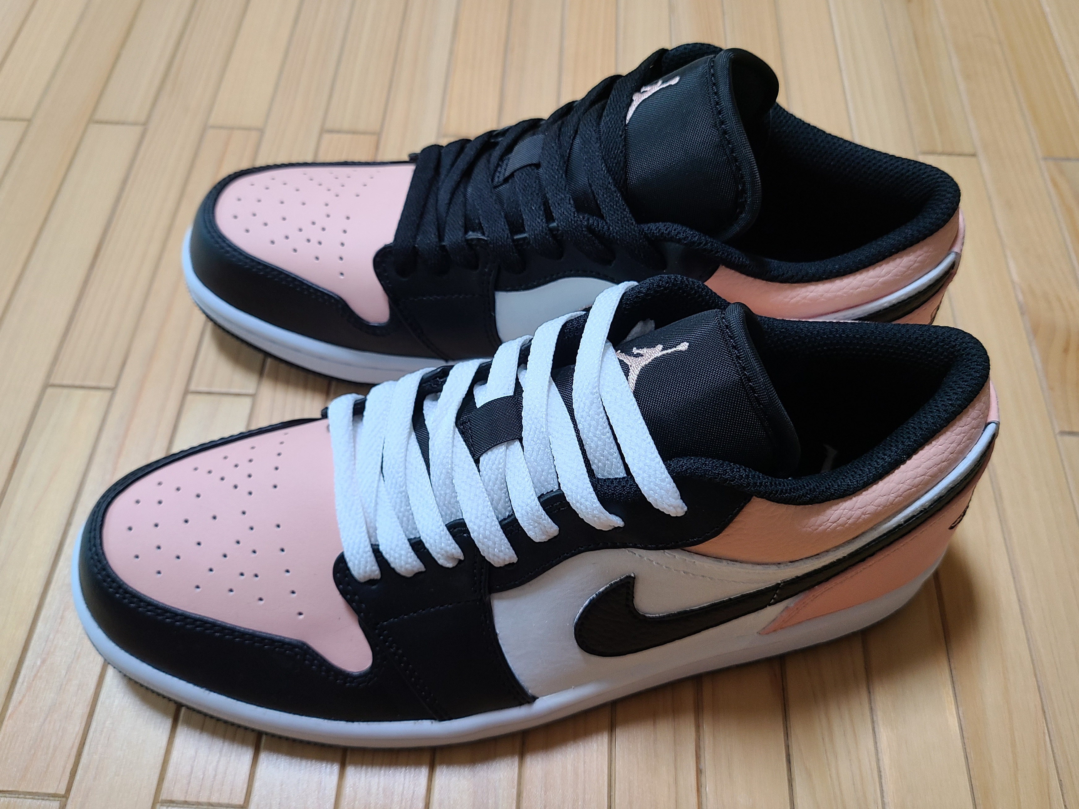 Jordan 1 Low Crimson Tint 착용 스타일 - 4