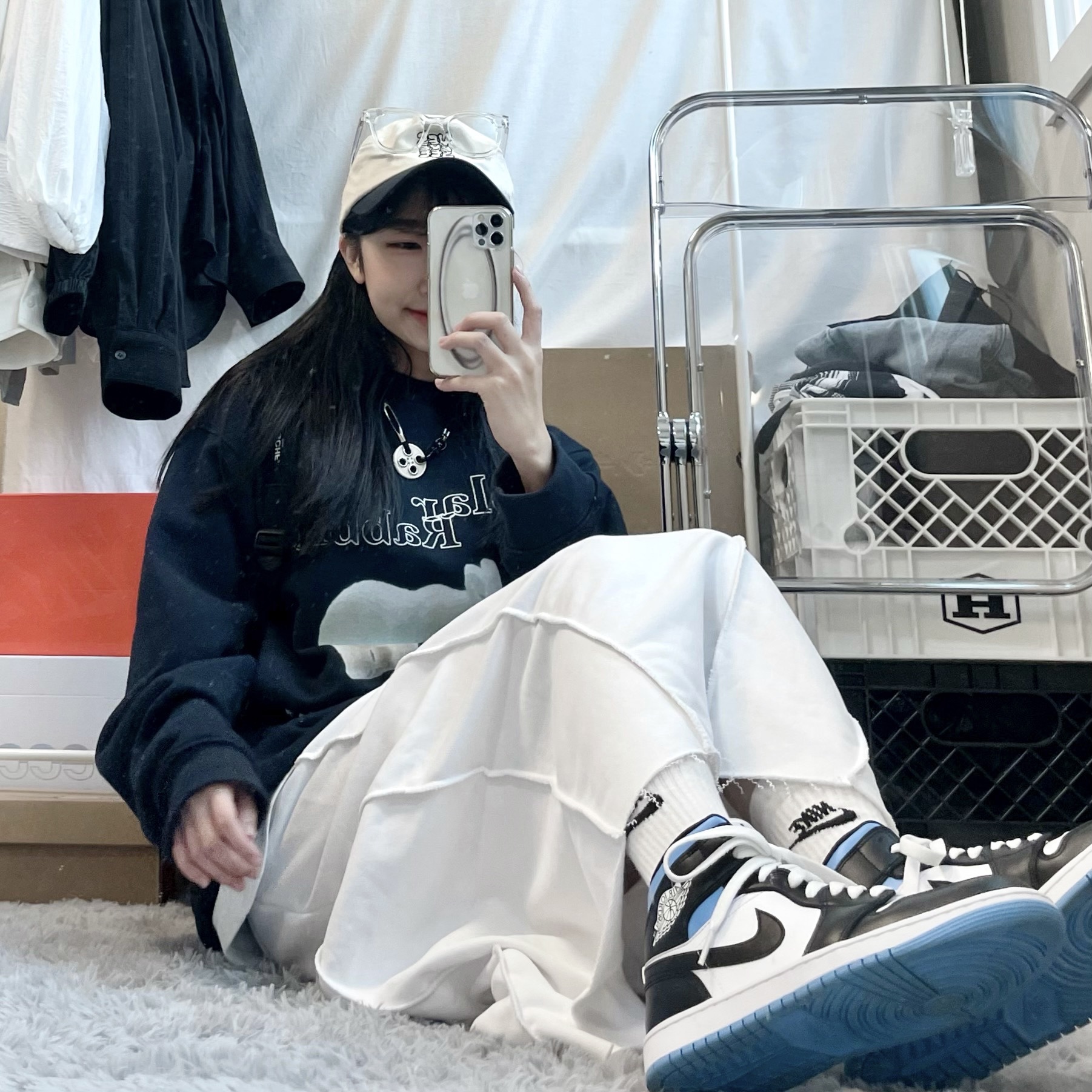 (W) Jordan 1 Mid White Black University Blue 착용 스타일 - 1