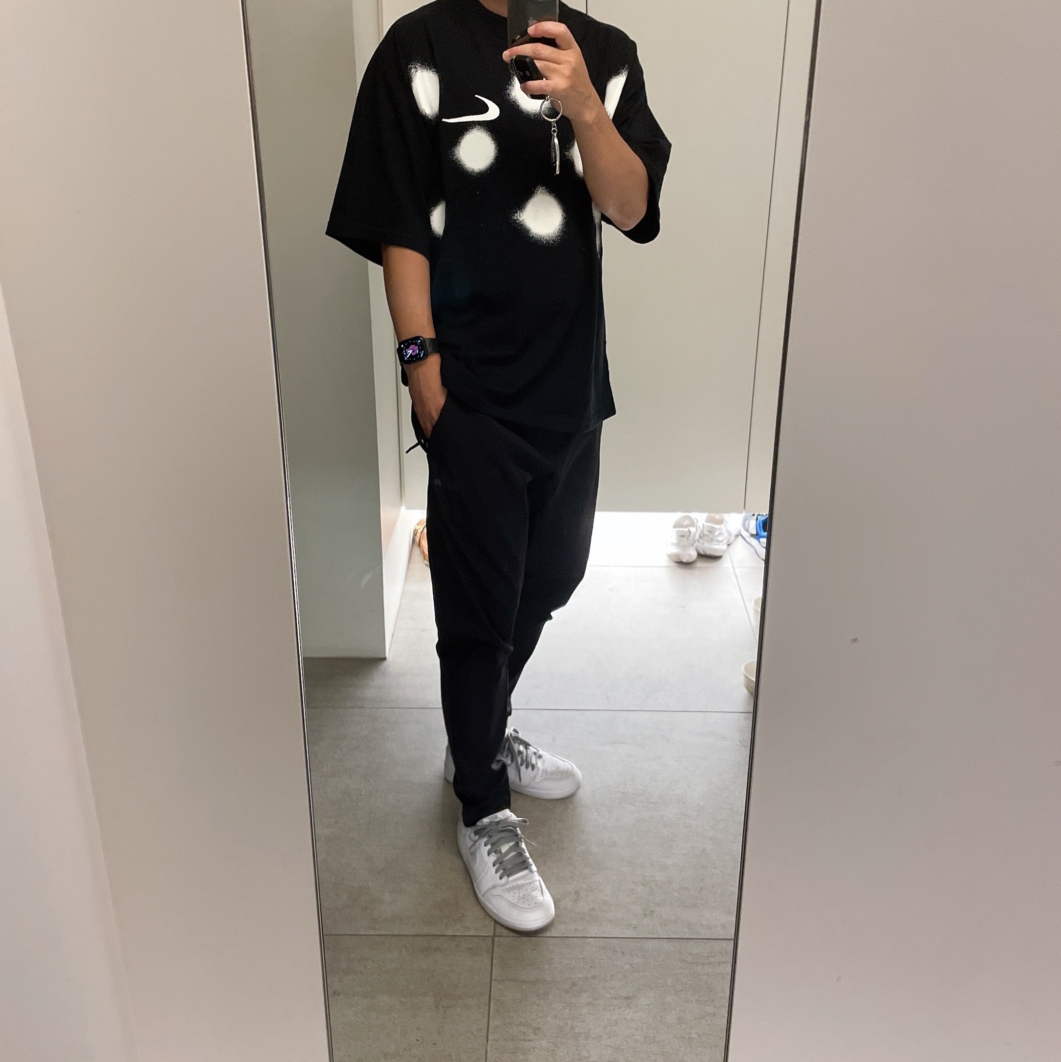 Jordan 1 Low OG Neutral Grey, Nike x Off-White NRG Short Sleeve T-Shirt Black 착용 스타일 - 1