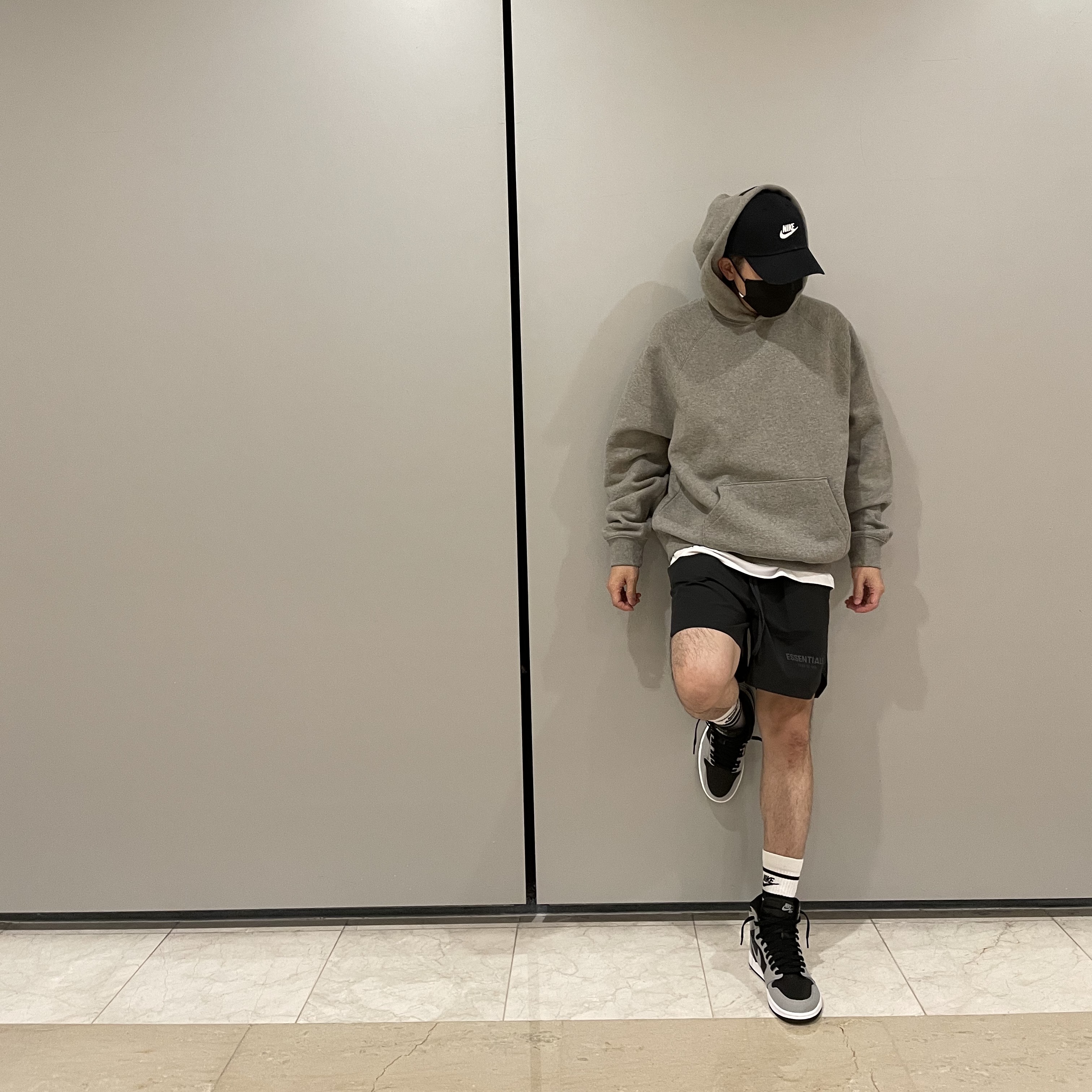 Essentials Pull-Over Hoodie Heather Oatmeal - 21SS, Essentials Volley Shorts Black - 21SS 착용 스타일 - 2