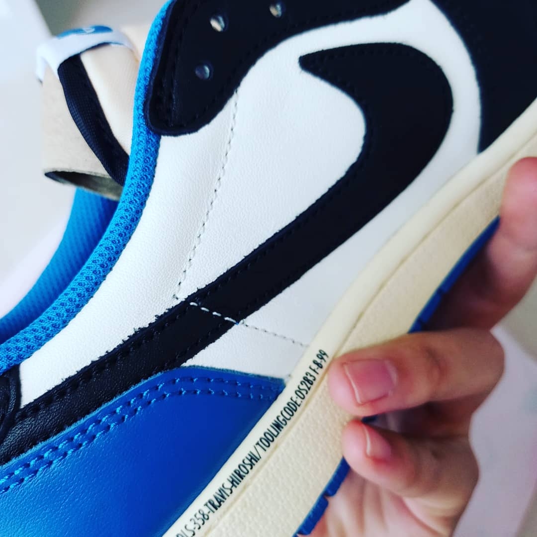Jordan 1 x Travis Scott x Fragment Retro Low OG SP Military Blue 착용 스타일 - 2
