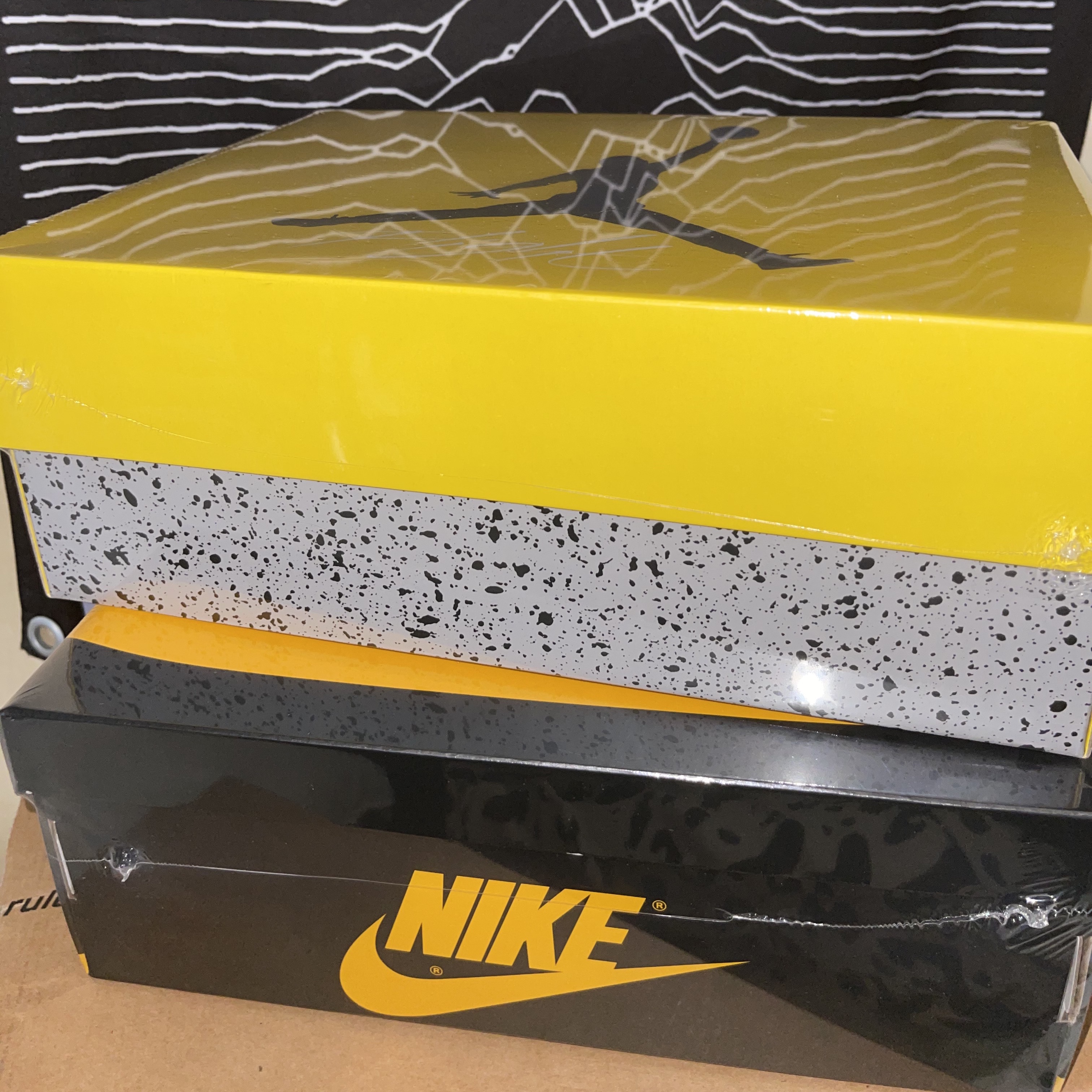 Jordan 4 Retro Tour Yellow, Jordan 1 Retro High OG Pollen 착용 스타일