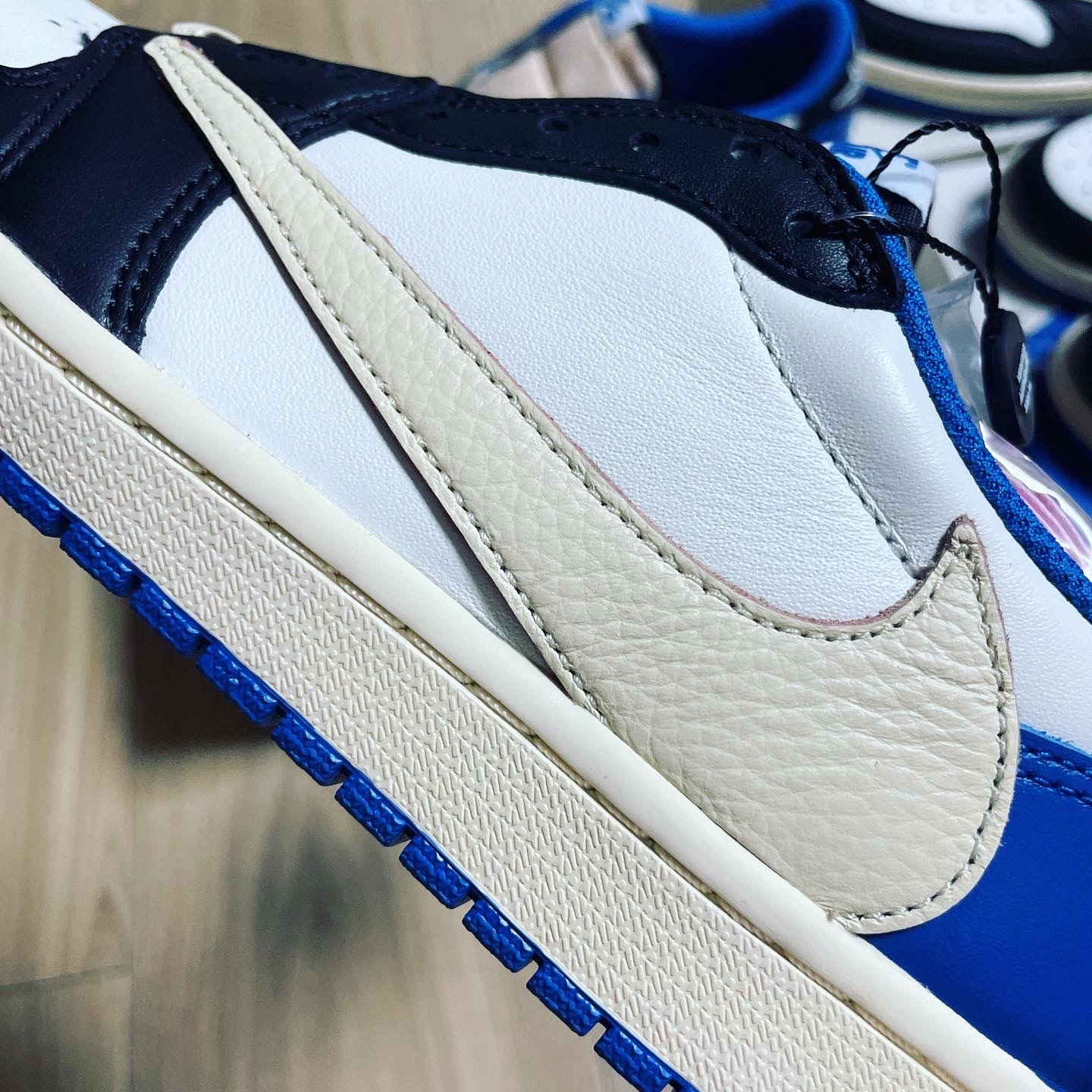 Jordan 1 x Travis Scott x Fragment Retro Low OG SP Military Blue 착용 스타일 - 5