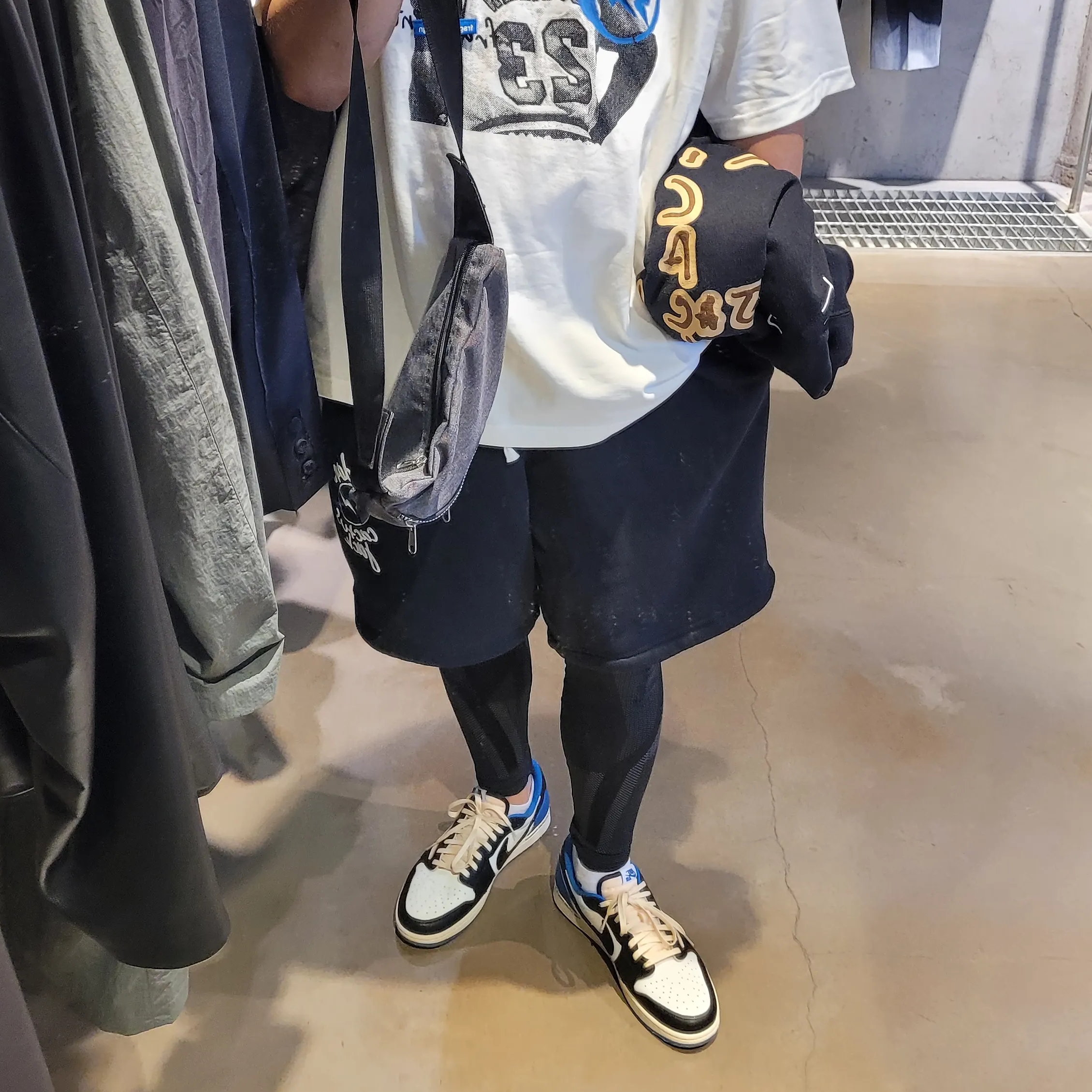 Jordan 1 x Travis Scott x Fragment Retro Low OG SP Military Blue, Jordan x Travis Scott x Fragment T-Shirt Sail (DJ0619-133) 착용 스타일