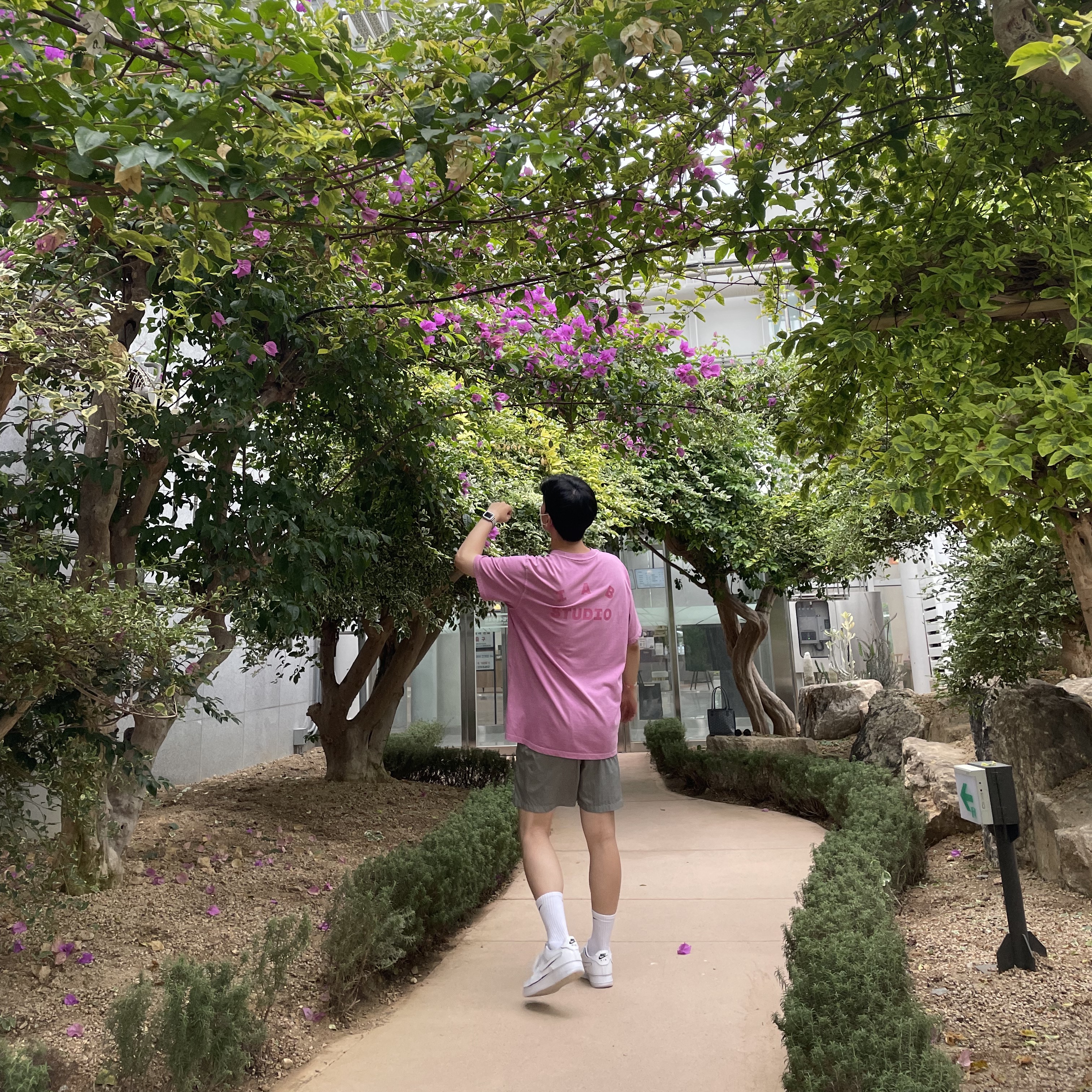 IAB Studio Pigment T-Shirt Magenta, Nike Air Force 1/1 Cosmic Clay 착용 스타일 - 1