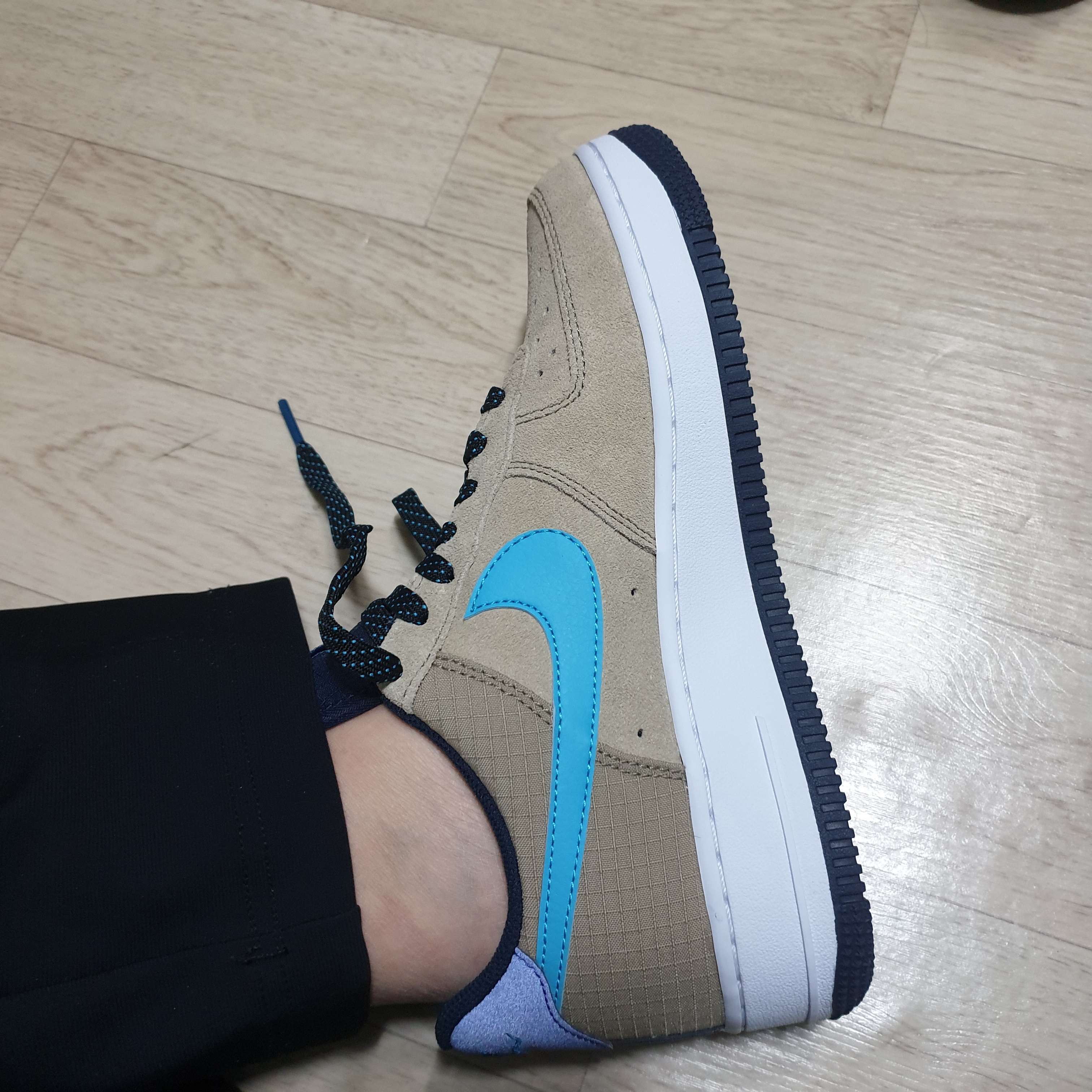 Nike Air Force 1 '07 LV8 2 Khaki 착용 스타일