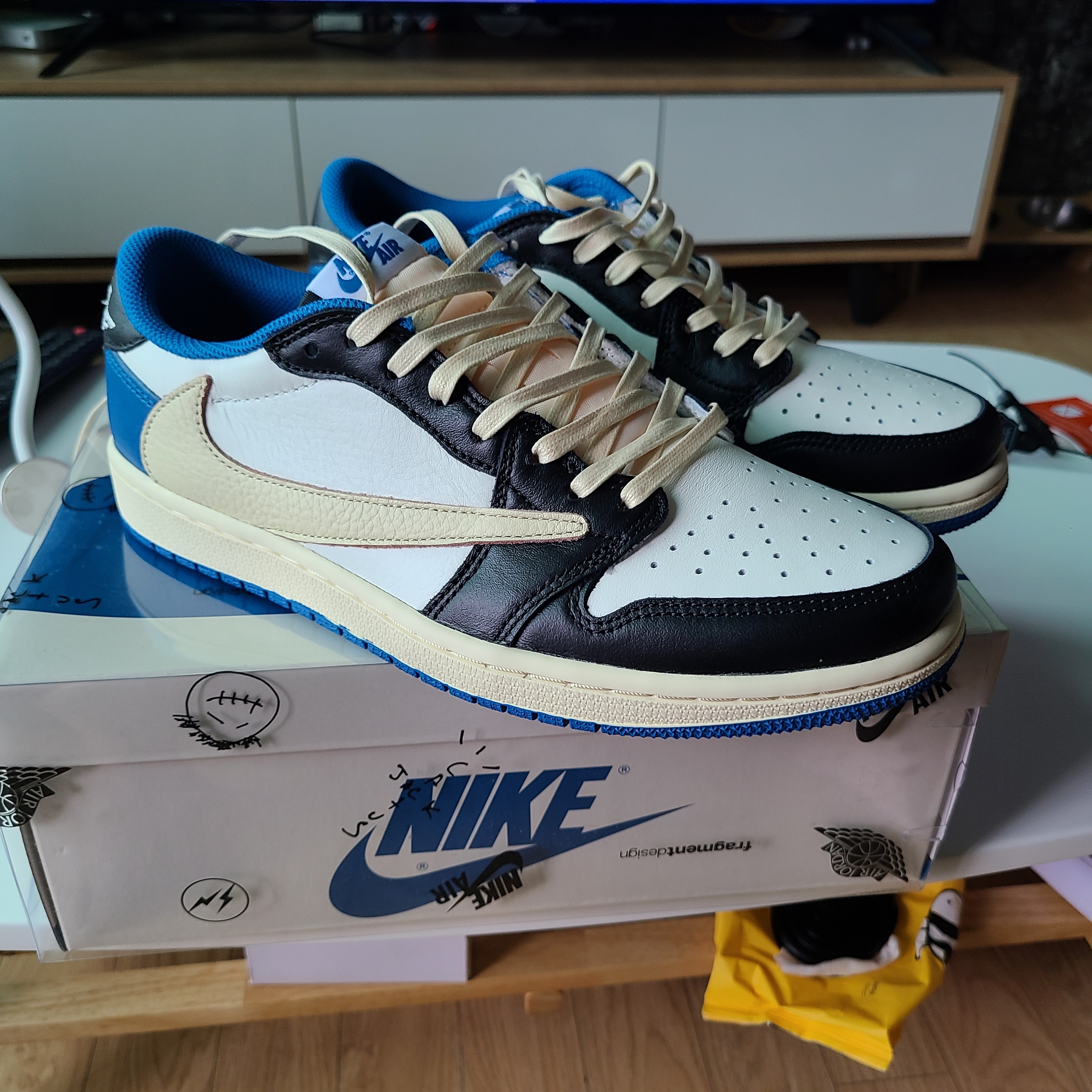 Jordan 1 x Travis Scott x Fragment Retro Low OG SP Military Blue 착용 스타일