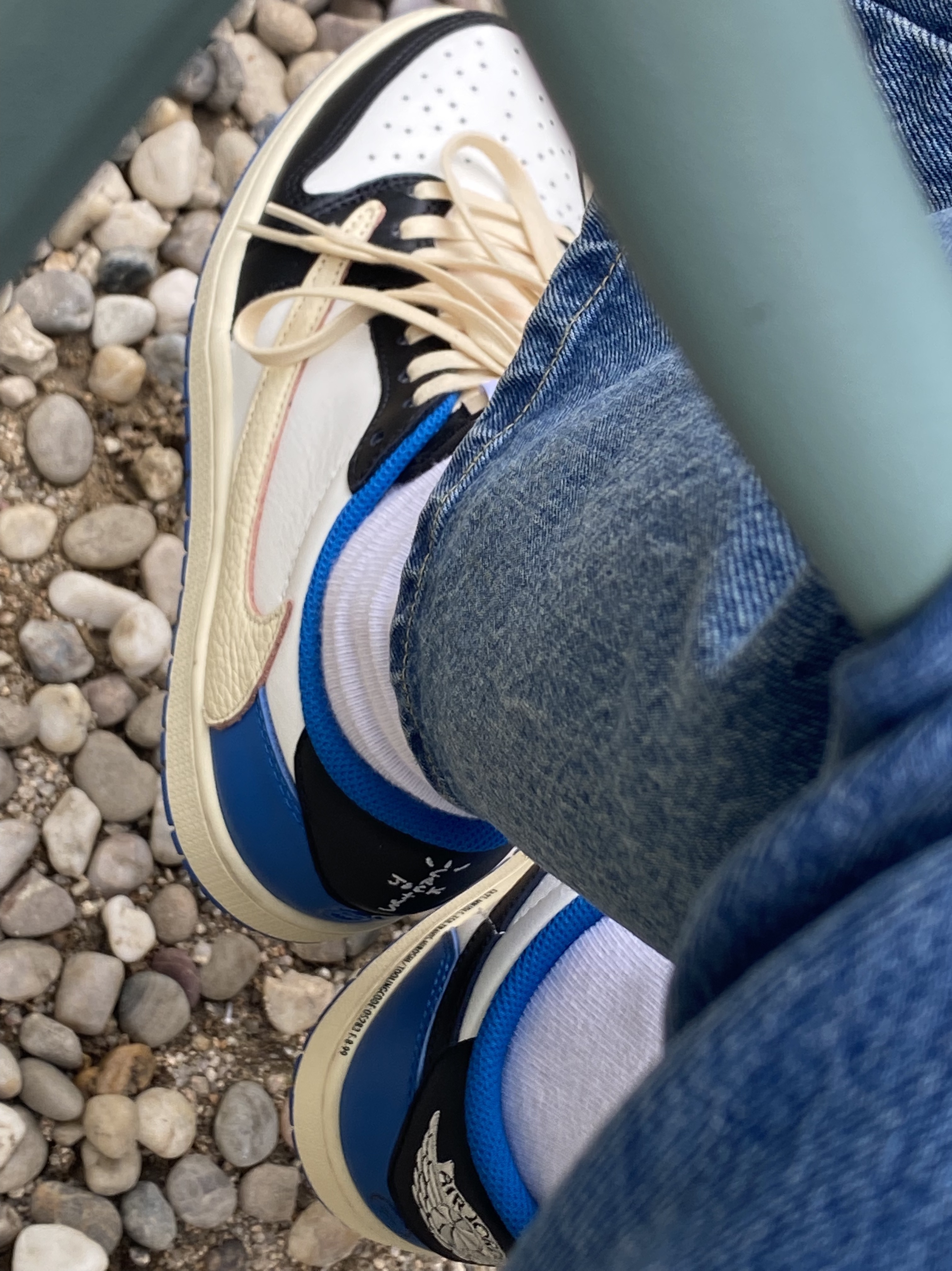 Jordan 1 x Travis Scott x Fragment Retro Low OG SP Military Blue 착용 스타일 - 2
