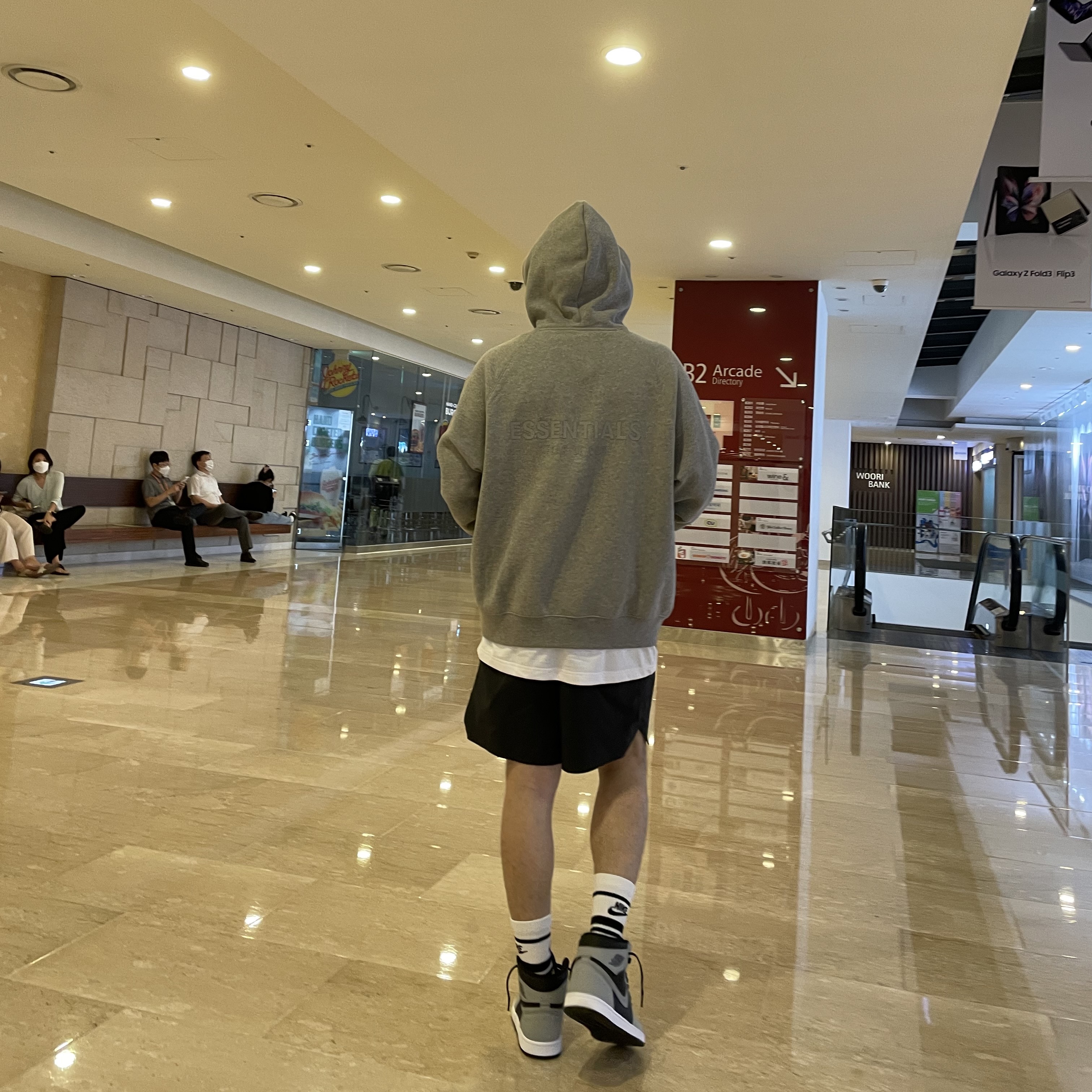 Essentials Pull-Over Hoodie Heather Oatmeal - 21SS, Essentials Volley Shorts Black - 21SS 착용 스타일 - 4